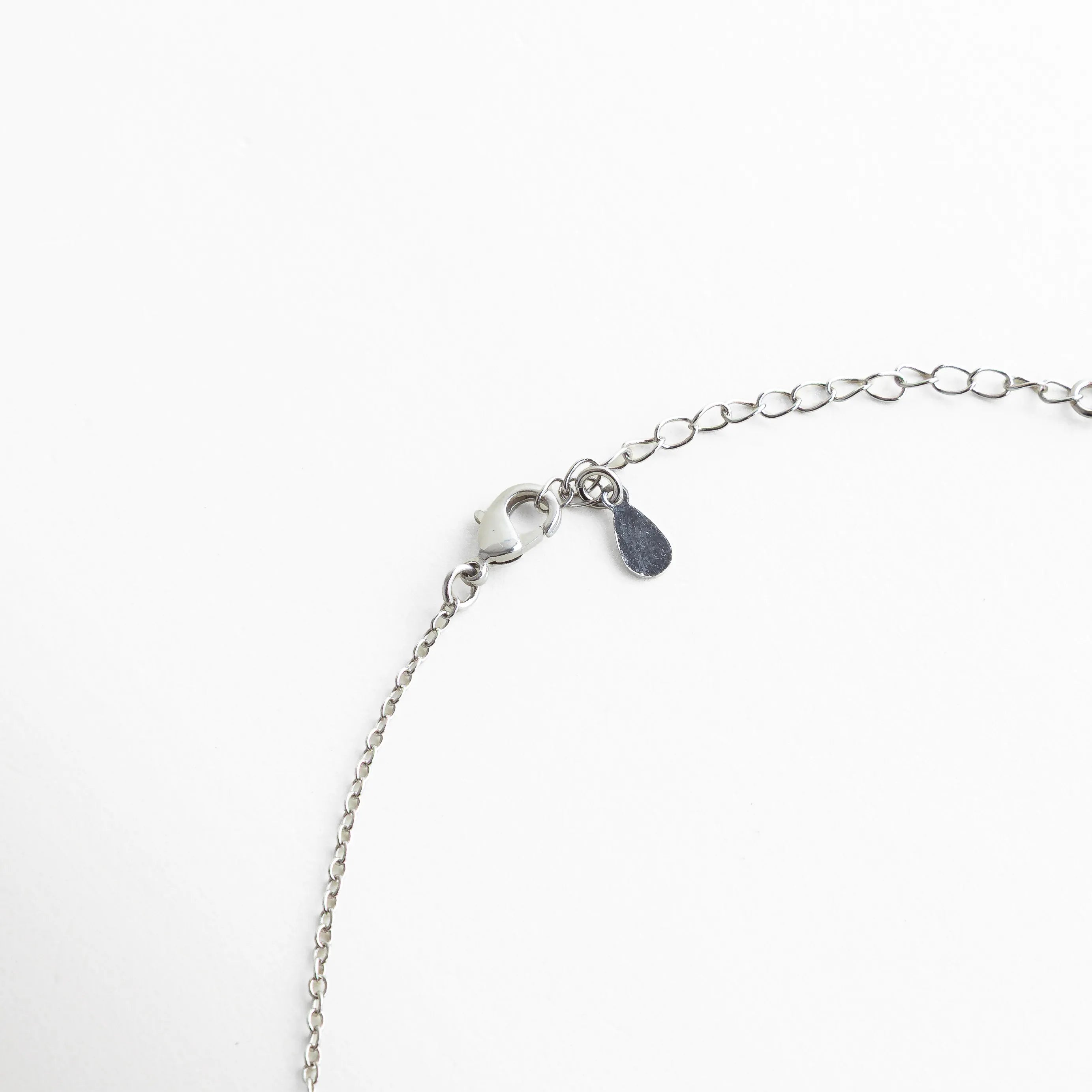 cierre de collar plateado con cadena ajustable y broche tipo langosta