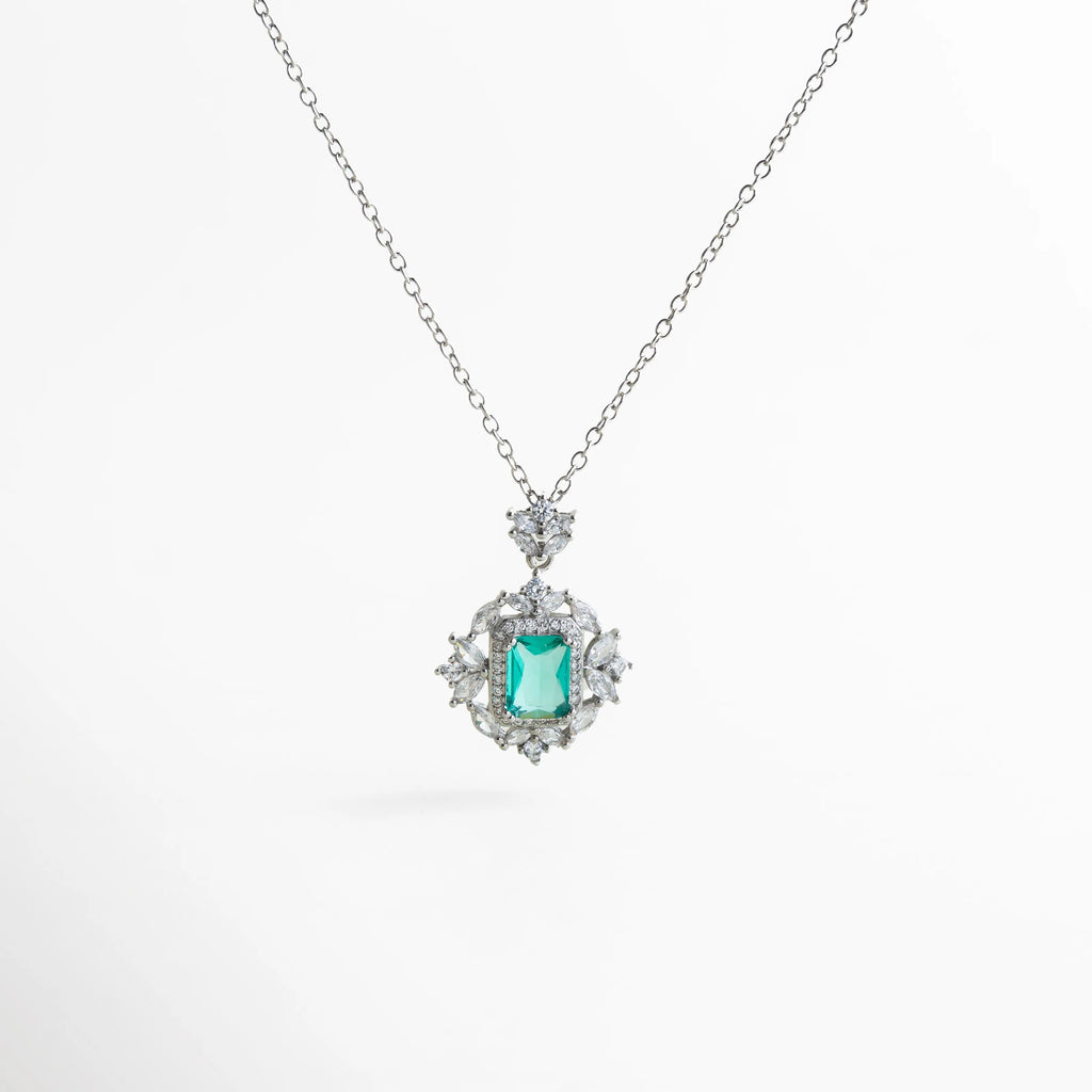 collar plateado con dije central verde esmeralda baguette rodeado de zirconias blancas en forma floral