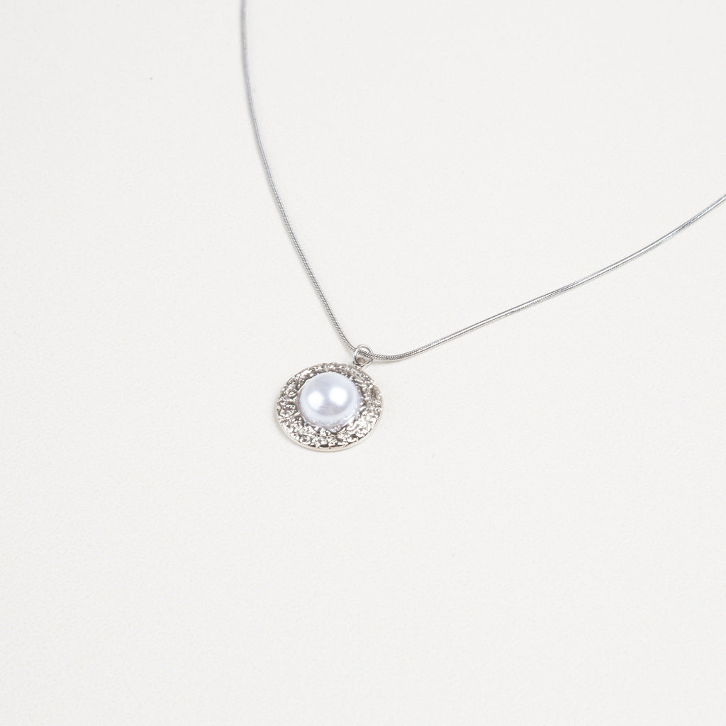 collar con dije de perla, collar atemporal, collar plateado