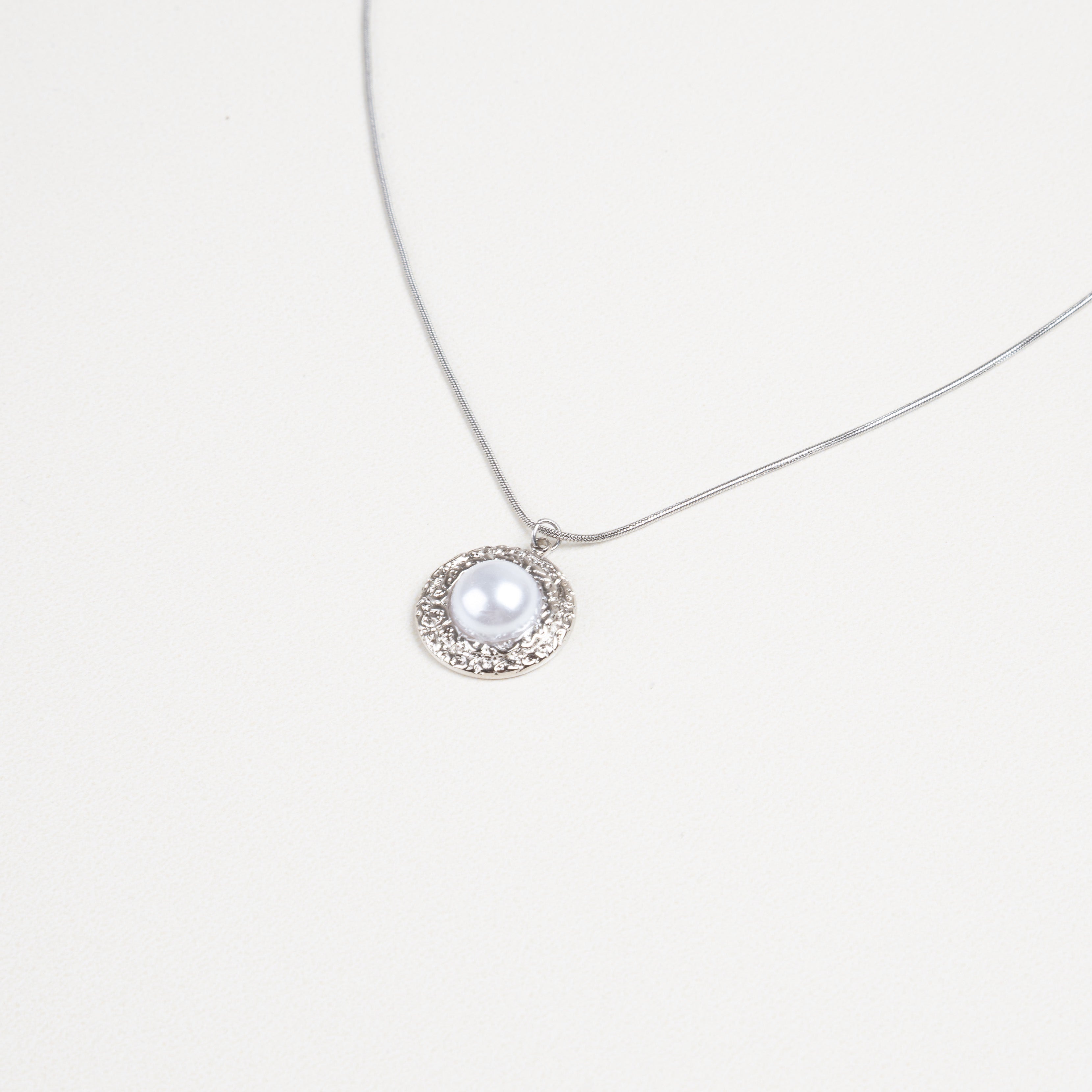 collar con dije de perla, collar atemporal, collar plateado