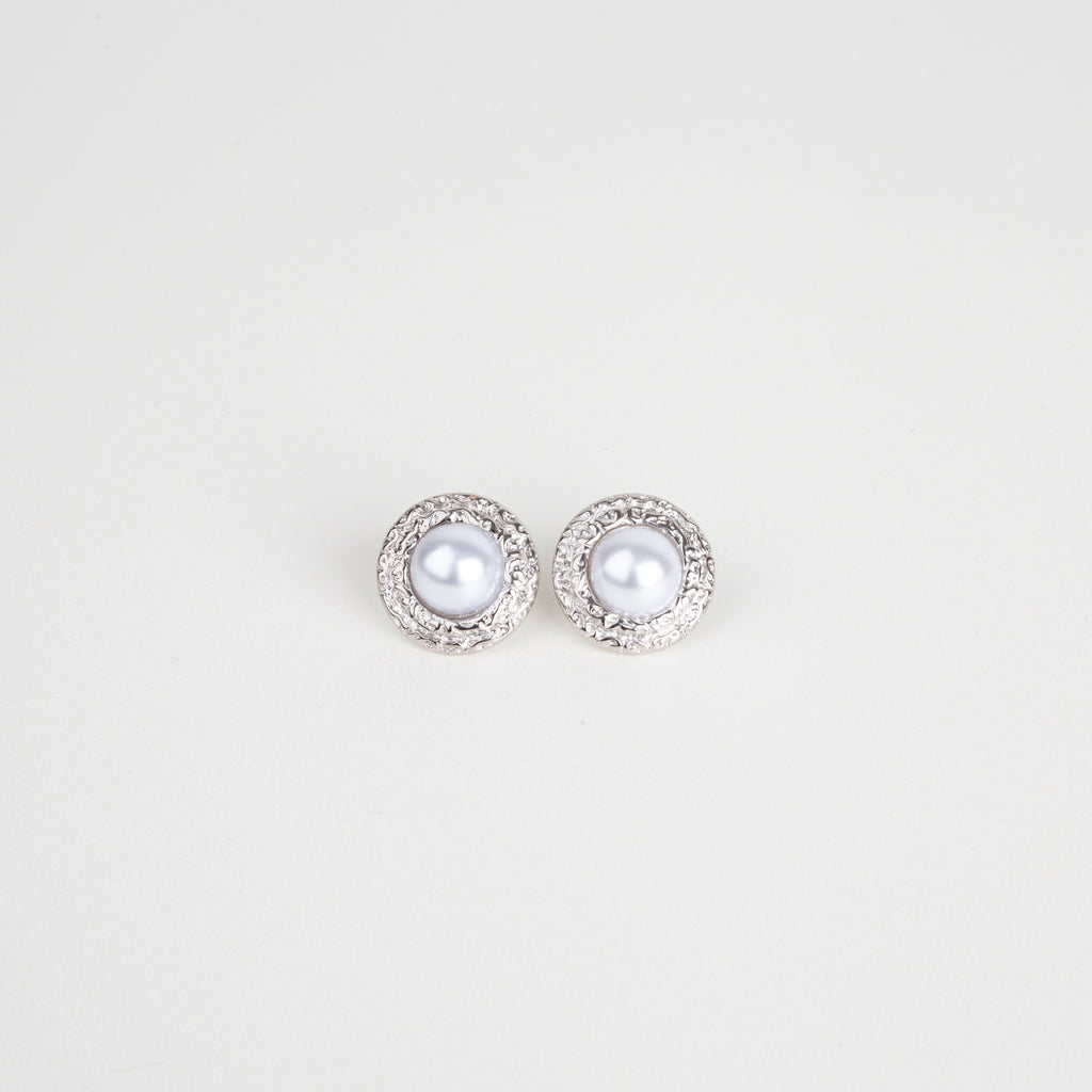 vista frontal de aretes con borde plateados e incrustación de perla, aretes atemporales, aretes para cualquier ocasión 