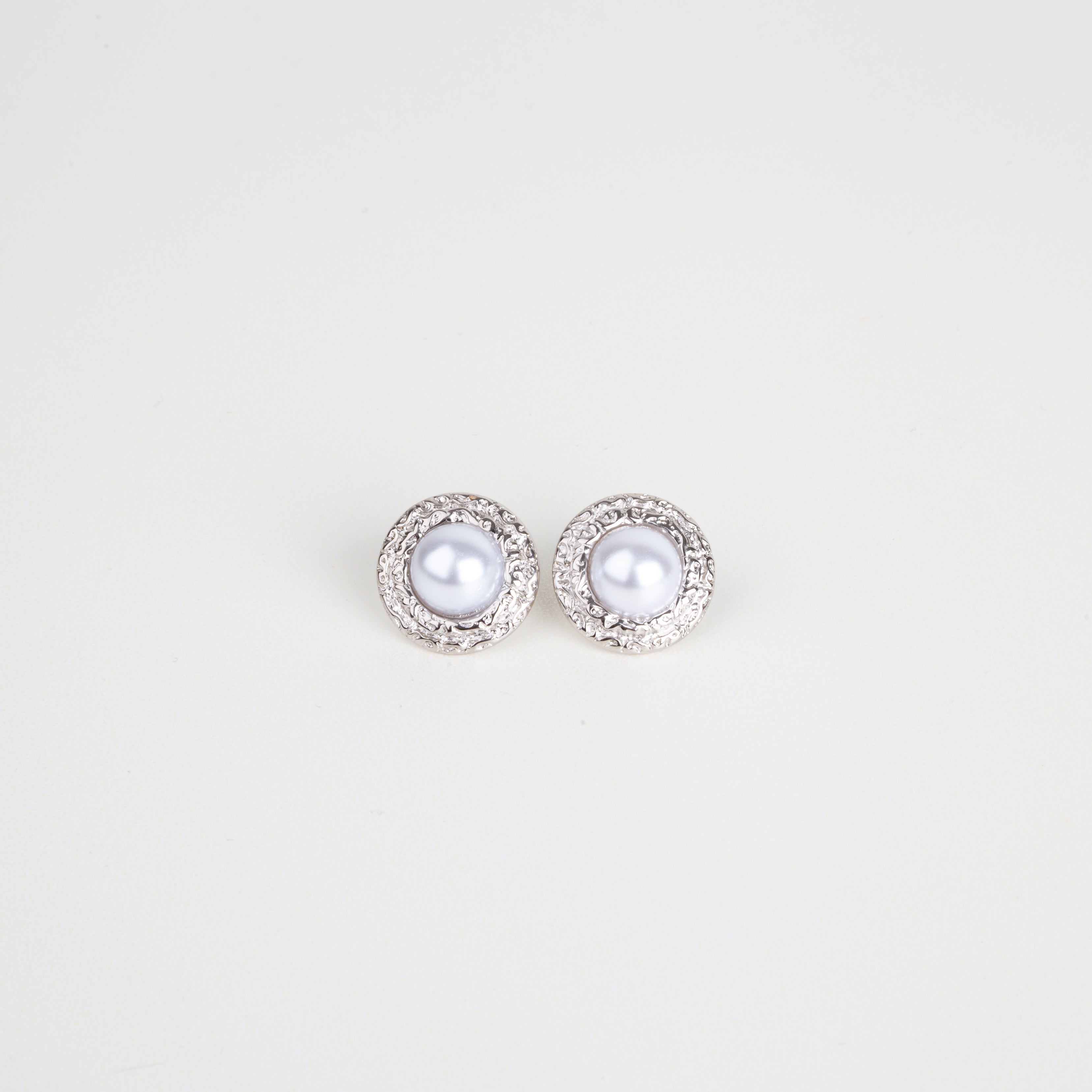 vista frontal de aretes con borde plateados e incrustación de perla, aretes atemporales, aretes para cualquier ocasión 