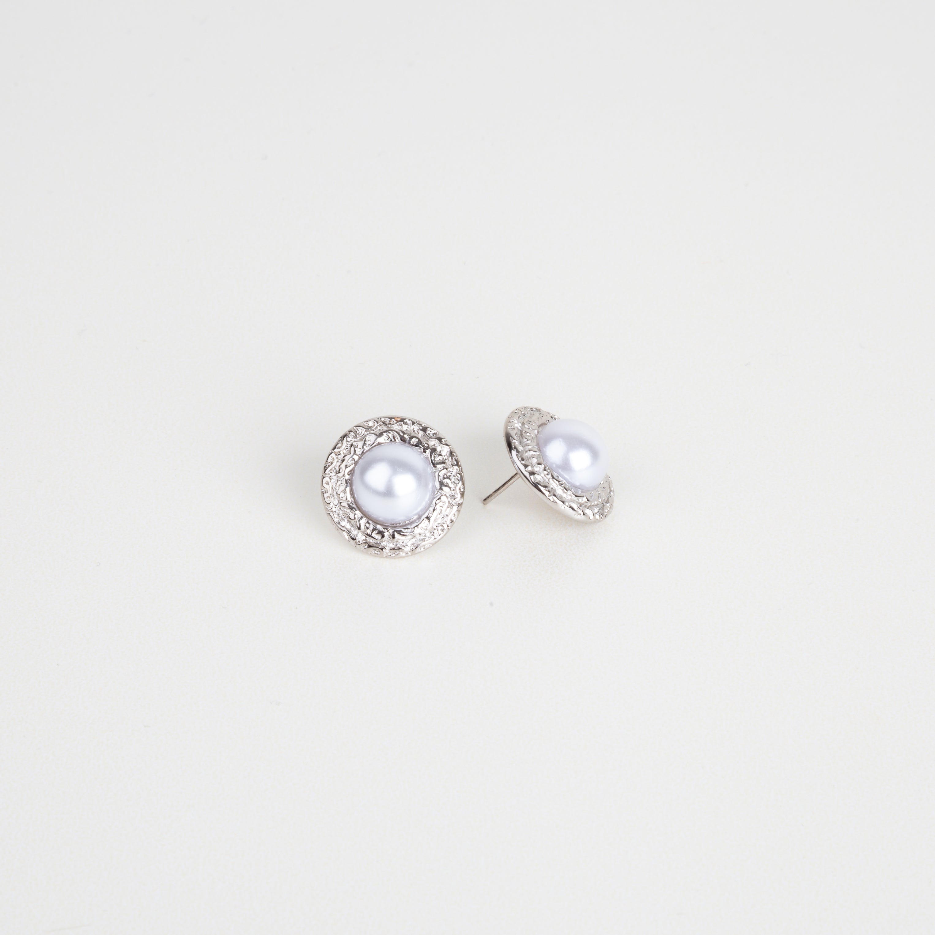 aretes circulares de poste plateados e incrustación de perla, aretes plateados con perla, aretes pequeños 
