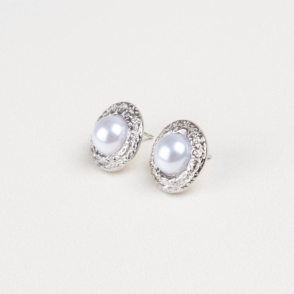 aretes clásicos con toque moderno, perlas artificiales en joyería, accesorios femeninos elegantes