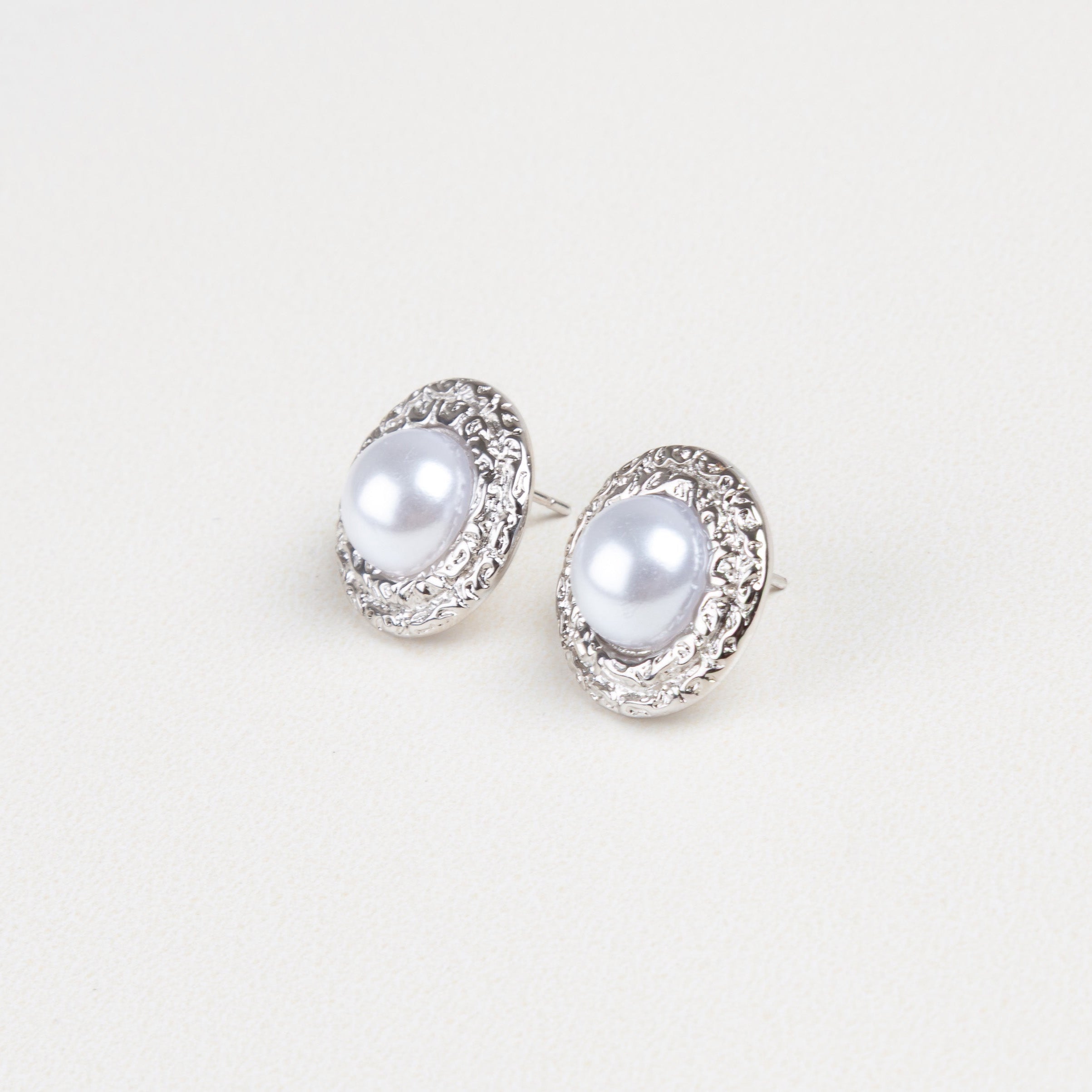 aretes clásicos con toque moderno, perlas artificiales en joyería, accesorios femeninos elegantes