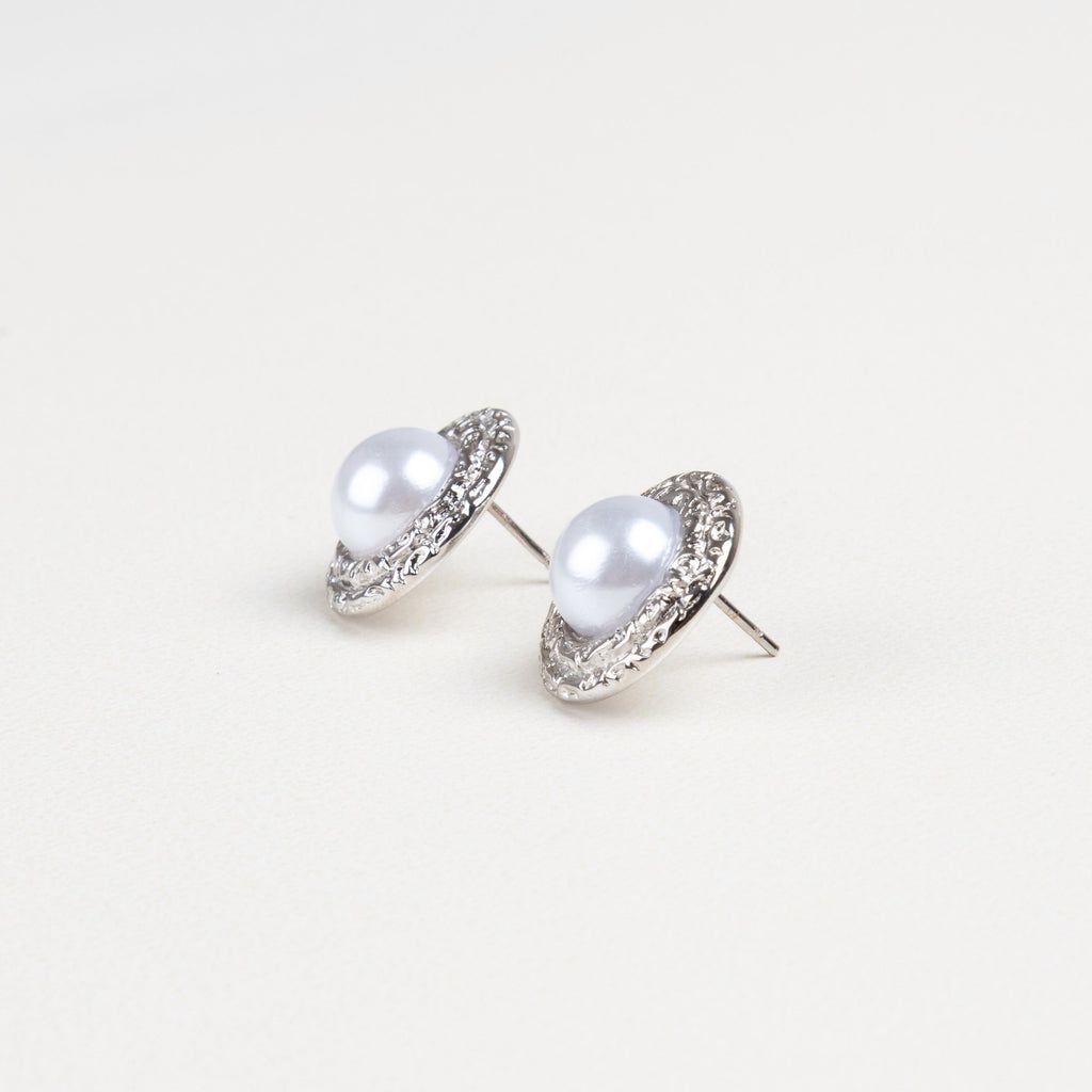 joyería atemporal con perla, aretes modernos con textura, aretes pequeños de perla, accesorios con chapa de oro 18K