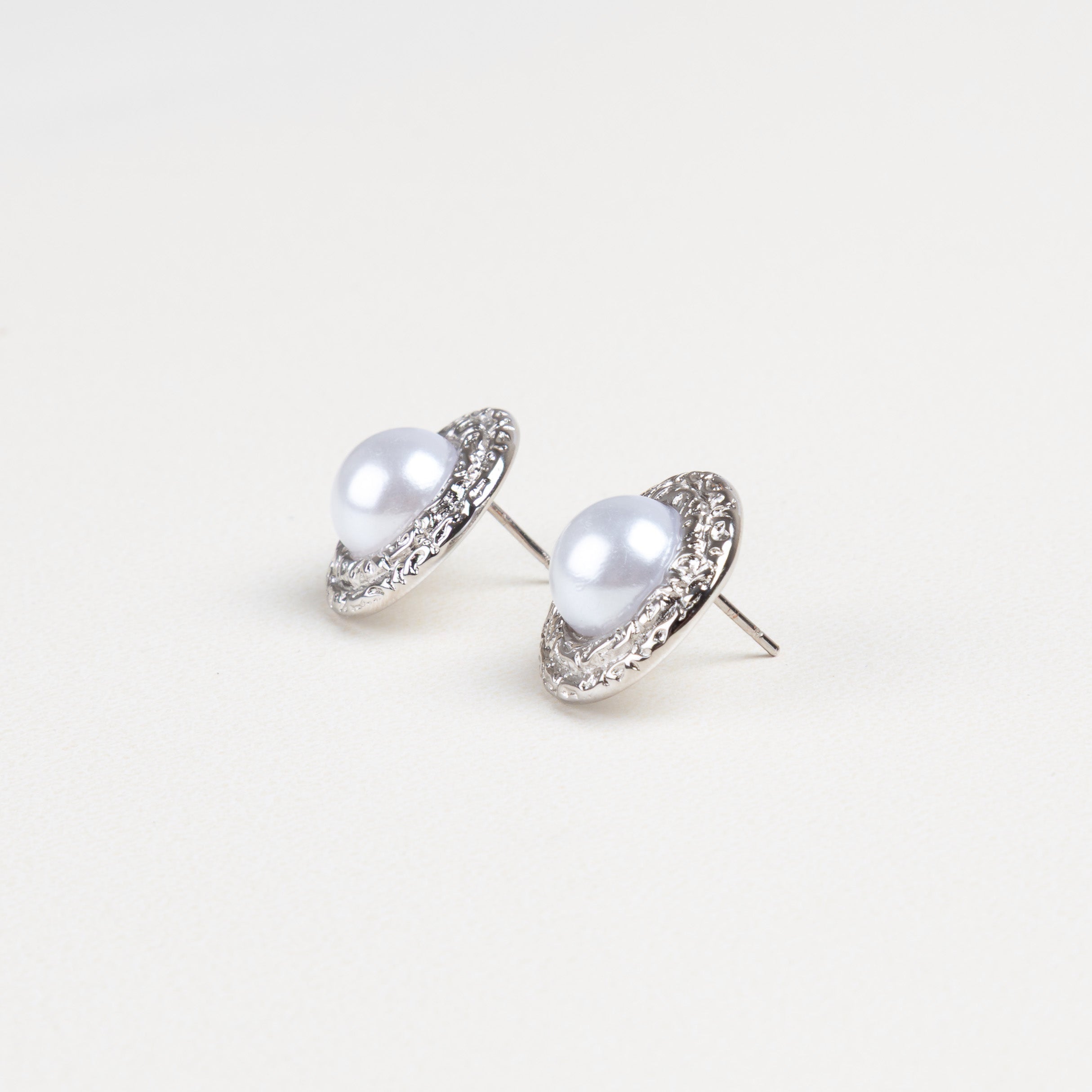 joyería atemporal con perla, aretes modernos con textura, aretes pequeños de perla, accesorios con chapa de oro 18K