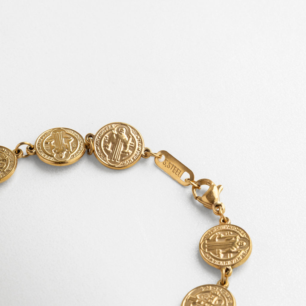 enfoque en el broche ajustable, cierre seguro y funcional, cadena de extensión de 5 cm, acabado impecable en oro 18K, detalle pensado para mayor confort