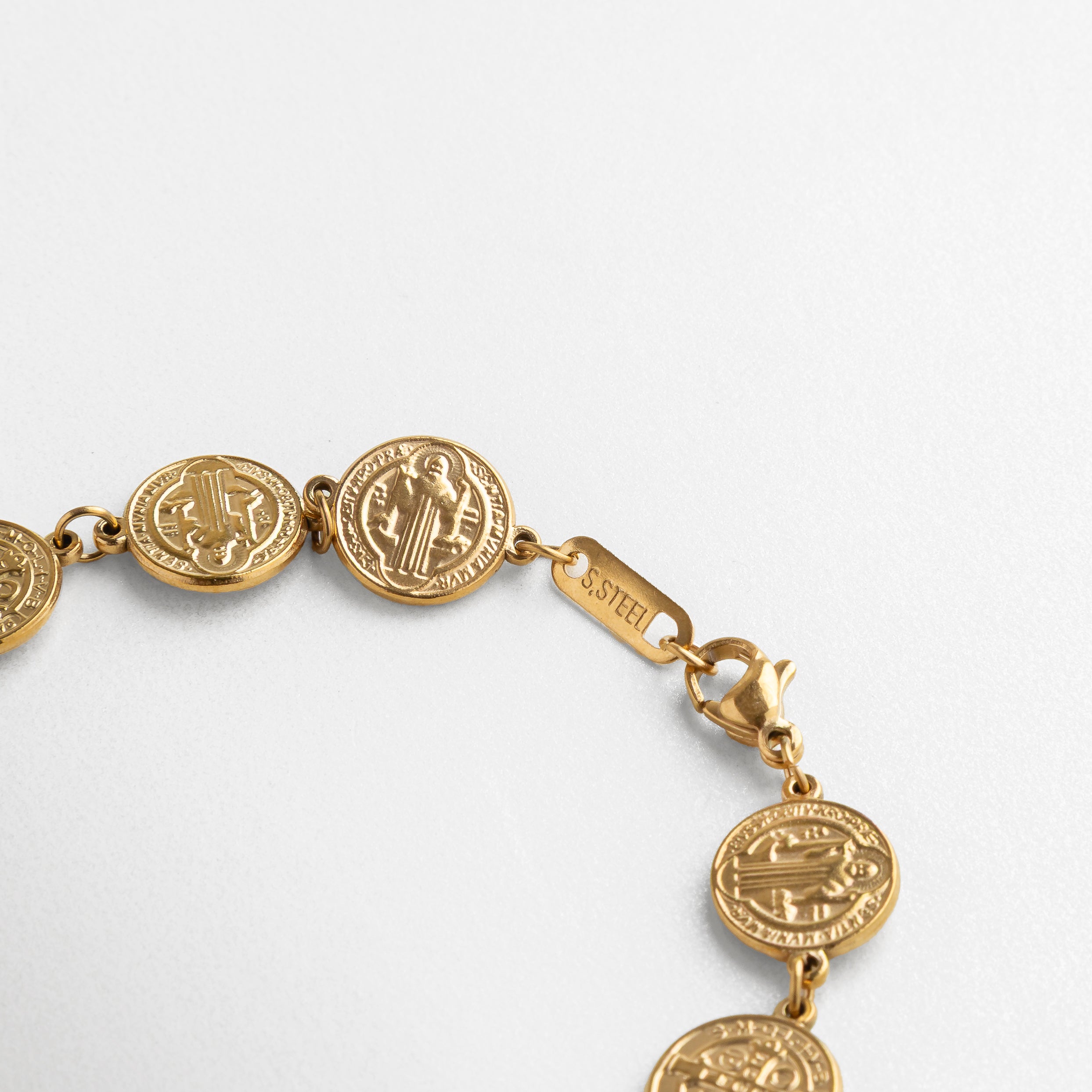 enfoque en el broche ajustable, cierre seguro y funcional, cadena de extensión de 5 cm, acabado impecable en oro 18K, detalle pensado para mayor confort
