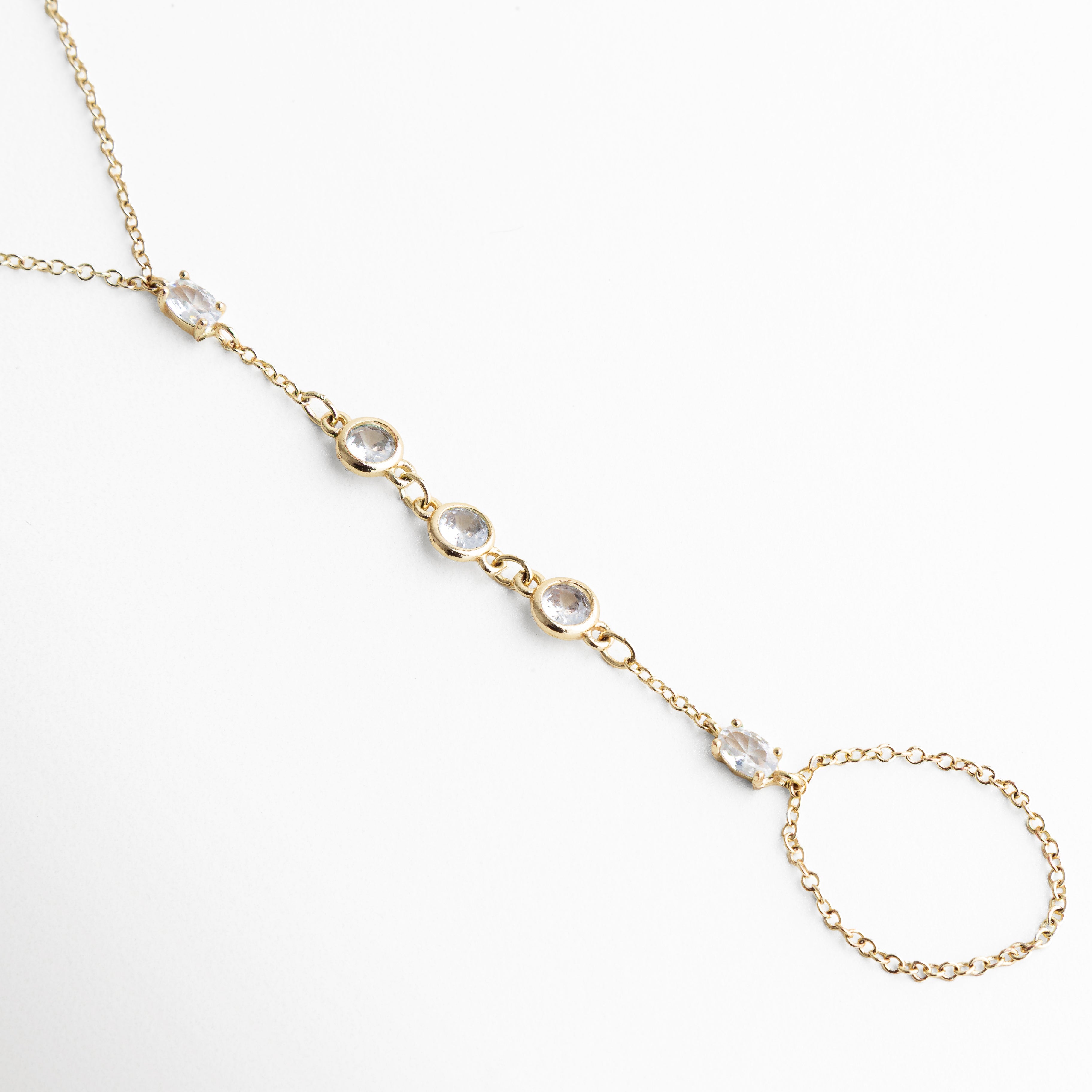 pulsera con anillo dorada, hand chain dorada, pulsera delicada mujer, joyería dorada elegante, pulsera fina sofisticada, accesorios femeninos, joyería moderna, pulsera especial