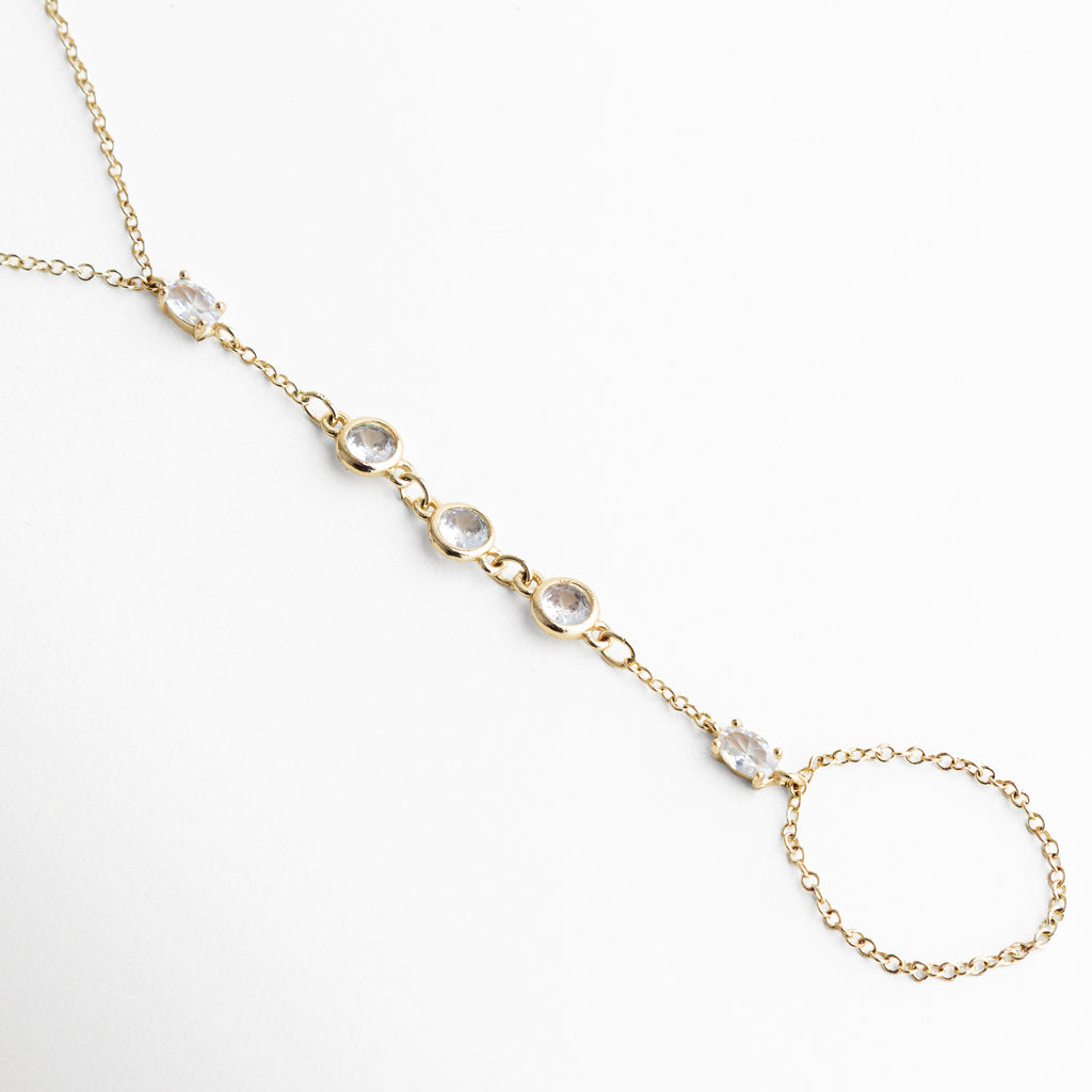 pulsera con anillo dorada, hand chain dorada, pulsera delicada mujer, joyería dorada elegante, pulsera fina sofisticada, accesorios femeninos, joyería moderna, pulsera especial