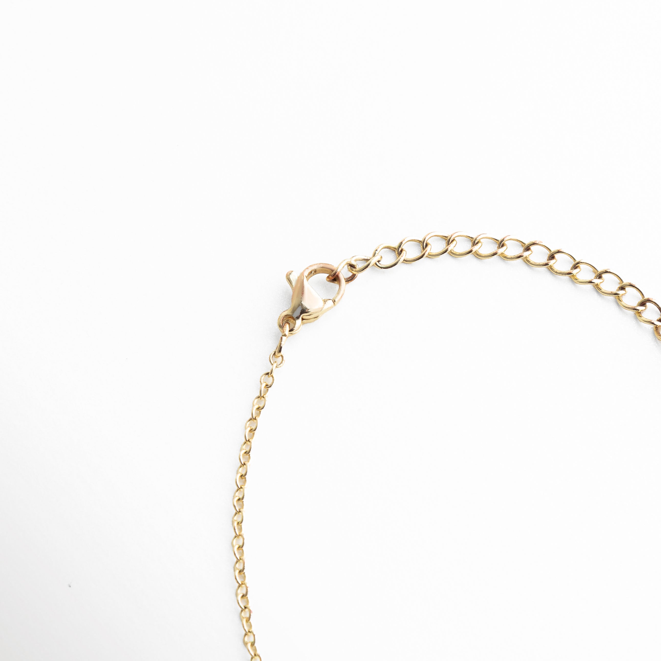 detalle pulsera dorada, cadena fina dorada, cierre pulsera elegante, joyería fina mujer, pulsera delicada detalle, accesorios dorados, joyería premium