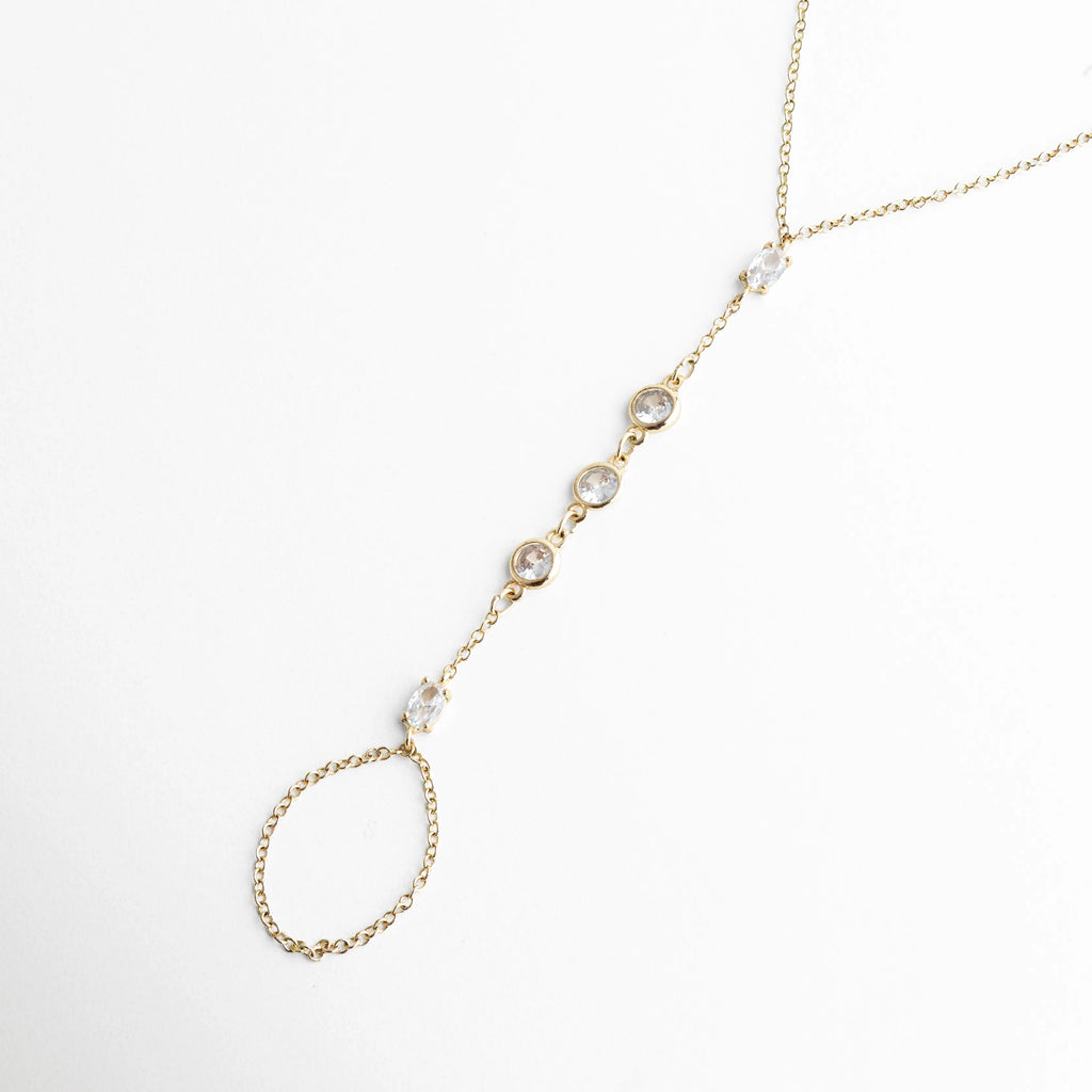 pulsera dorada colgada, pulsera con anillo diseño, hand chain elegante, joyería dorada fina, pulsera especial mujer, accesorios delicados