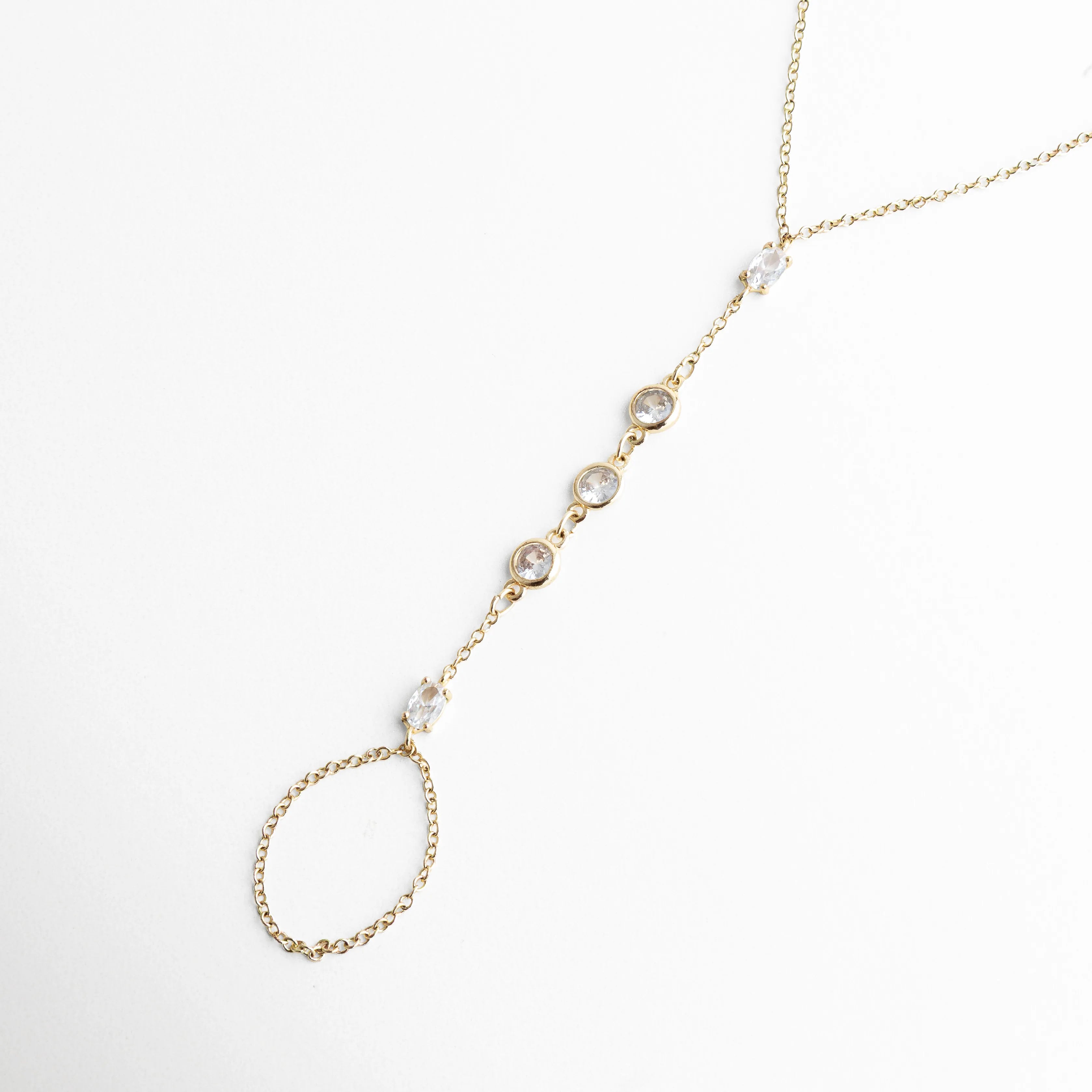 pulsera dorada colgada, pulsera con anillo diseño, hand chain elegante, joyería dorada fina, pulsera especial mujer, accesorios delicados