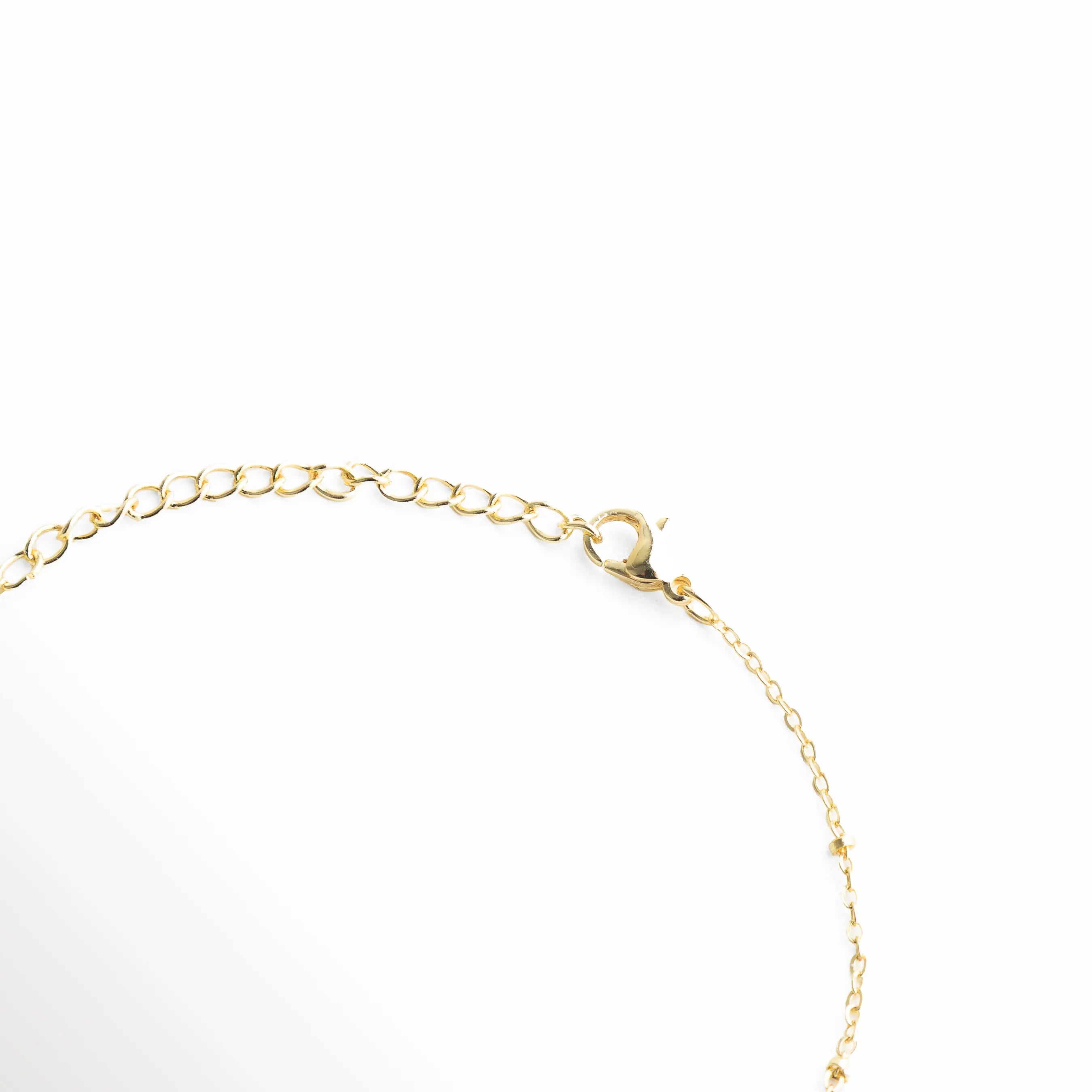 detalle pulsera dorada, cadena fina dorada, joyería fina detalle, pulsera delicada primer plano, accesorios dorados elegantes, joyería premium