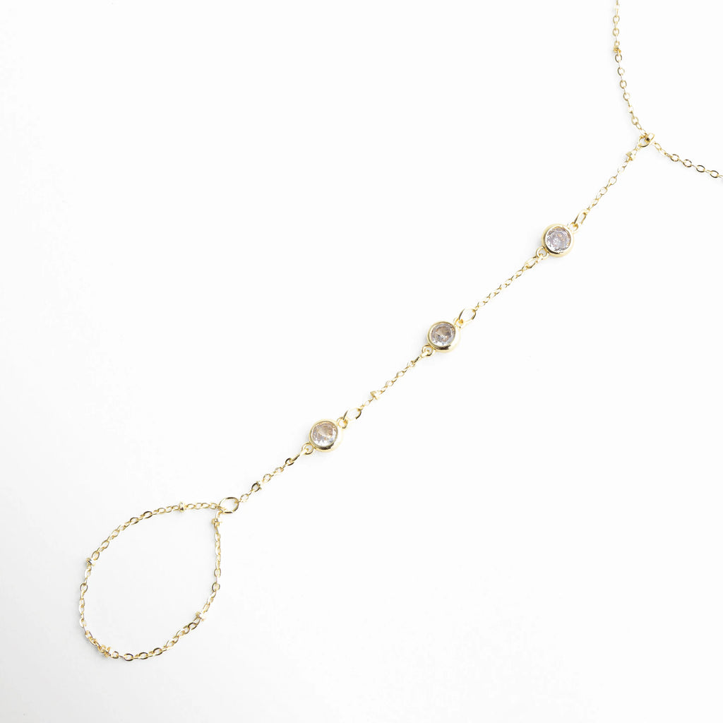 pulsera hand chain dorada, pulsera con anillo dorada, joyería delicada mujer, pulsera fina elegante, accesorios femeninos sofisticados, joyería moderna, pulsera especial