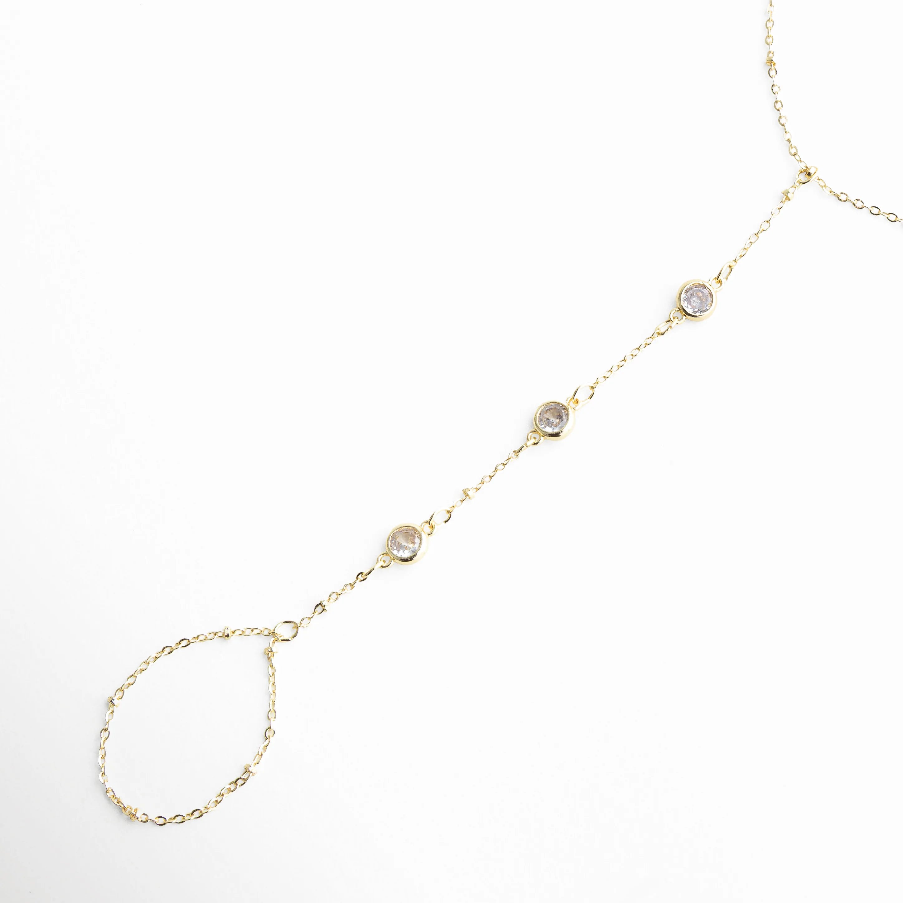 pulsera hand chain dorada, pulsera con anillo dorada, joyería delicada mujer, pulsera fina elegante, accesorios femeninos sofisticados, joyería moderna, pulsera especial