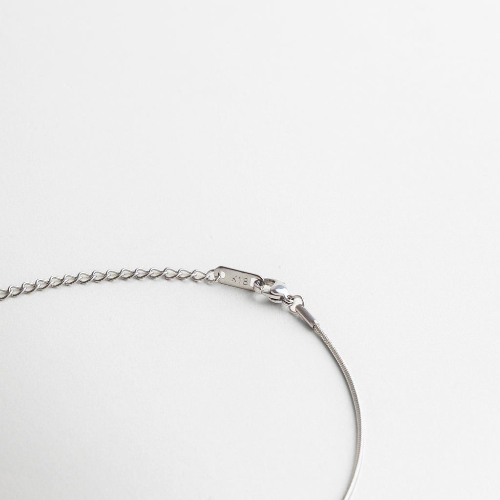Broche sencillo y seguro en collar Lane Silver, diseño cómodo para uso prolongado, joyería minimalista que aporta funcionalidad y estilo refinado