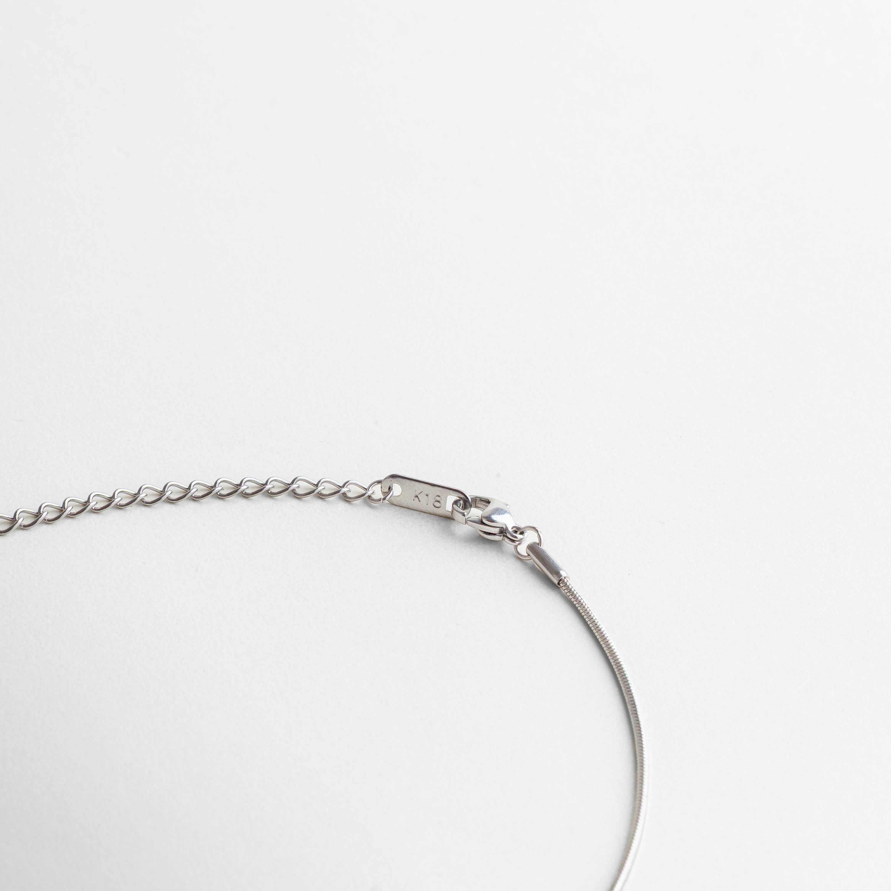 Broche sencillo y seguro en collar Lane Silver, diseño cómodo para uso prolongado, joyería minimalista que aporta funcionalidad y estilo refinado