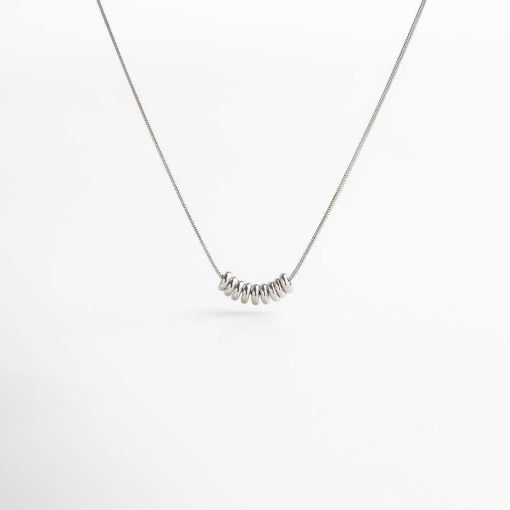 Collar minimalista con cadena fina y pequeños círculos, diseño delicado y contemporáneo, joyería versátil para uso diario, accesorio fresco que aporta sofisticación y estilo moderno