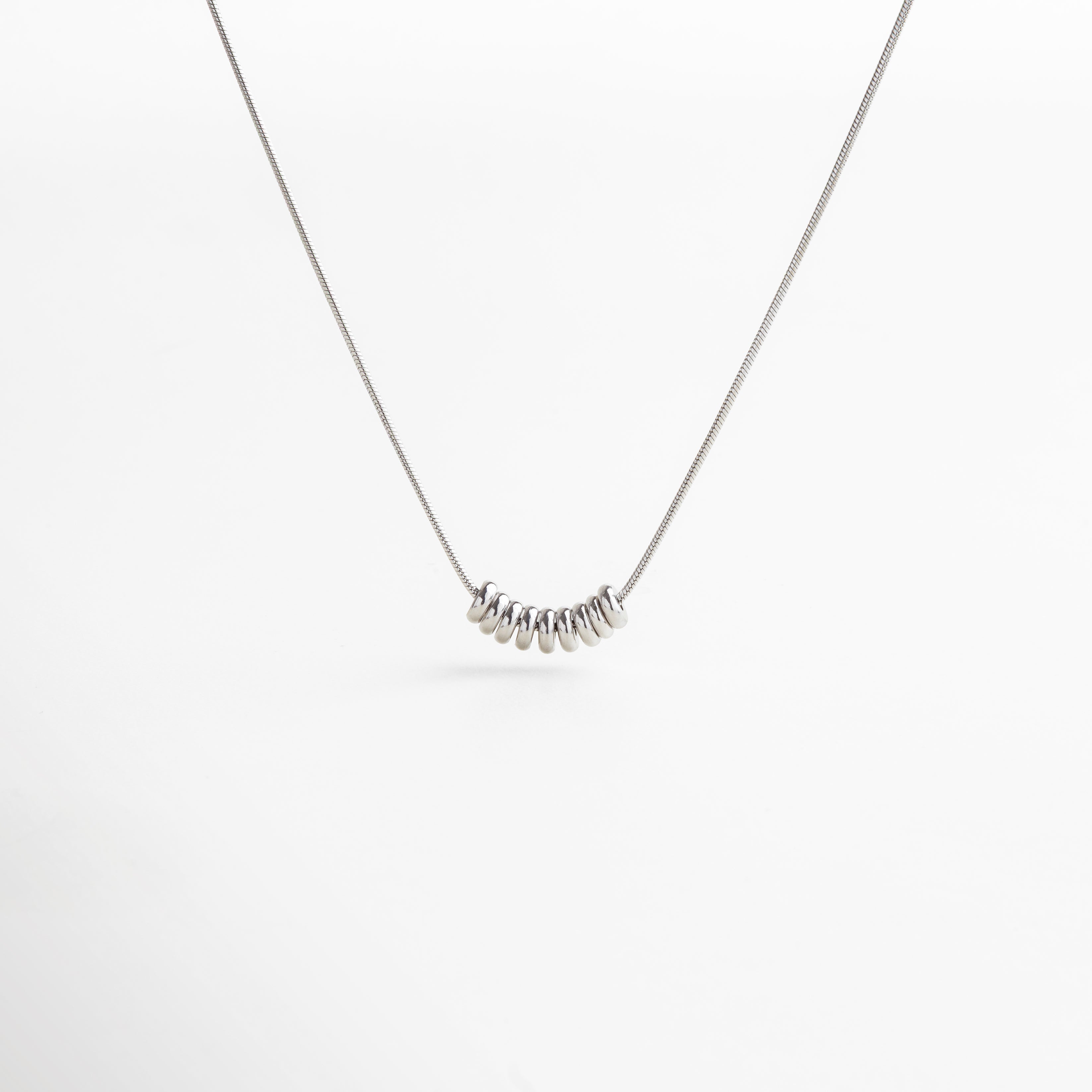 Collar minimalista con cadena fina y pequeños círculos, diseño delicado y contemporáneo, joyería versátil para uso diario, accesorio fresco que aporta sofisticación y estilo moderno