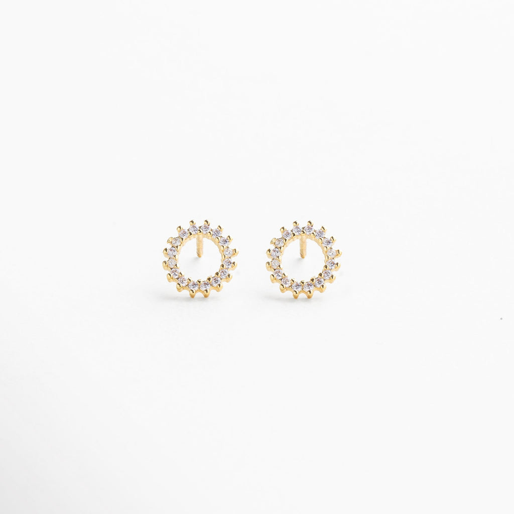 aretes dorados pequeños de forma circular, arillos mini en oro amarillo 18K con zirconias cúbicas, aretes arandela minimalistas dorados, pendientes dorados de 0.5 cm con incrustaciones brillantes, vista frontal de aretes discretos y elegantes