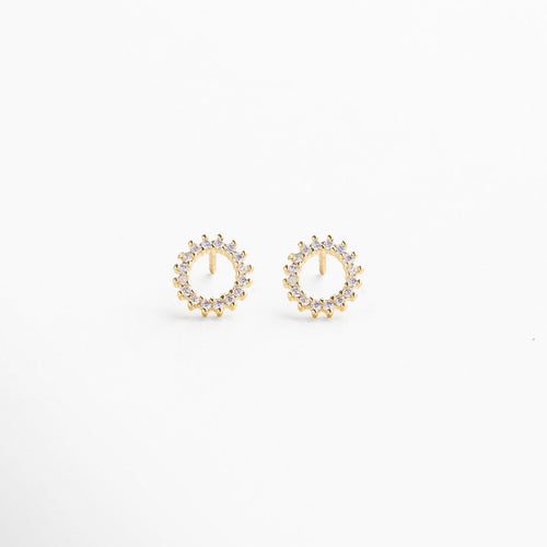 aretes dorados pequeños de forma circular, arillos mini en oro amarillo 18K con zirconias cúbicas, aretes arandela minimalistas dorados, pendientes dorados de 0.5 cm con incrustaciones brillantes, vista frontal de aretes discretos y elegantes