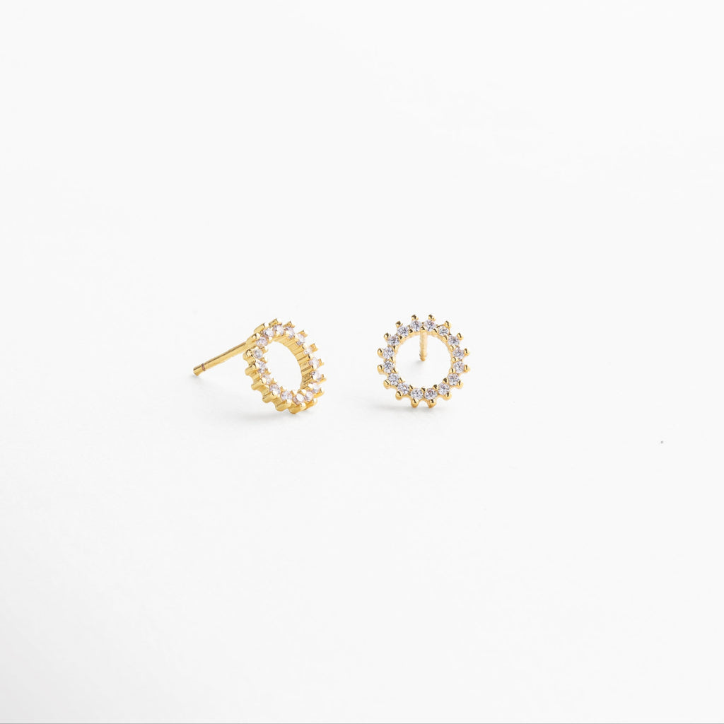 Poste de cobre con recubrimiento enchapado en oro 18K para tono uniforme, Poste recto y delgado diseñado para una inserción cómoda en el lóbulo, Broche trasero seguro y fácil de ajustar para uso diario, Acabado pensado para reducir rozaduras y asegurar durabilidad, Colocación y extracción sencillas para mayor practicidad en el día a día