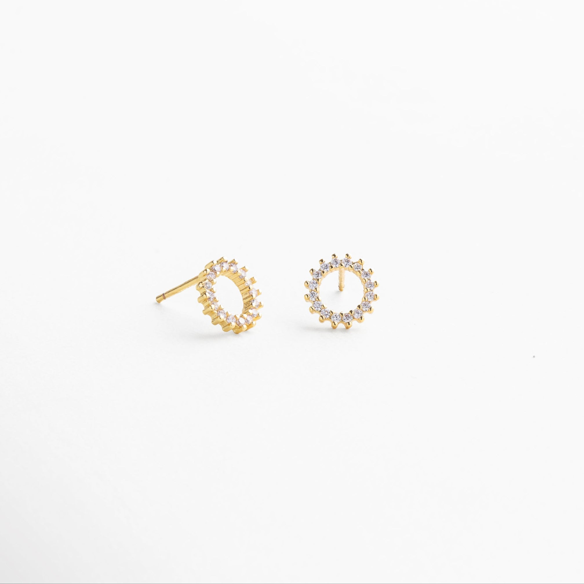 Poste de cobre con recubrimiento enchapado en oro 18K para tono uniforme, Poste recto y delgado diseñado para una inserción cómoda en el lóbulo, Broche trasero seguro y fácil de ajustar para uso diario, Acabado pensado para reducir rozaduras y asegurar durabilidad, Colocación y extracción sencillas para mayor practicidad en el día a día