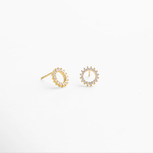 Poste de cobre con recubrimiento enchapado en oro 18K para tono uniforme, Poste recto y delgado diseñado para una inserción cómoda en el lóbulo, Broche trasero seguro y fácil de ajustar para uso diario, Acabado pensado para reducir rozaduras y asegurar durabilidad, Colocación y extracción sencillas para mayor practicidad en el día a día