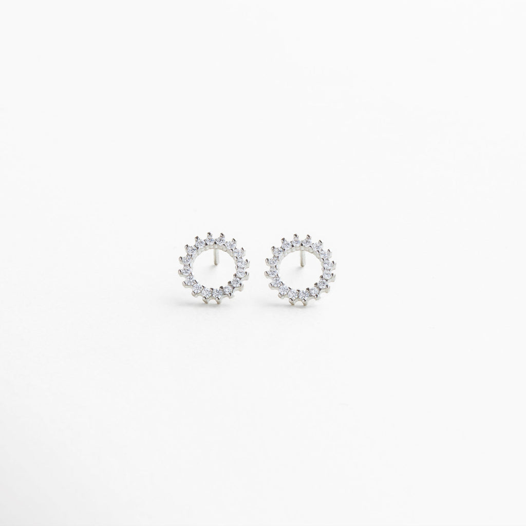 Aretes pequeños circulares plateados con zirconia cúbica incrustada, Diseño minimalista de arandela plateada con brillo sutil, Aretes discretos con acabado enchapado en oro blanco 18K, Joyería femenina elegante de tamaño mini con piedra brillante, Aretes plateados tipo stud para look atemporal y versátil