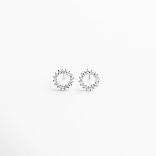 Aretes pequeños circulares plateados con zirconia cúbica incrustada, Diseño minimalista de arandela plateada con brillo sutil, Aretes discretos con acabado enchapado en oro blanco 18K, Joyería femenina elegante de tamaño mini con piedra brillante, Aretes plateados tipo stud para look atemporal y versátil