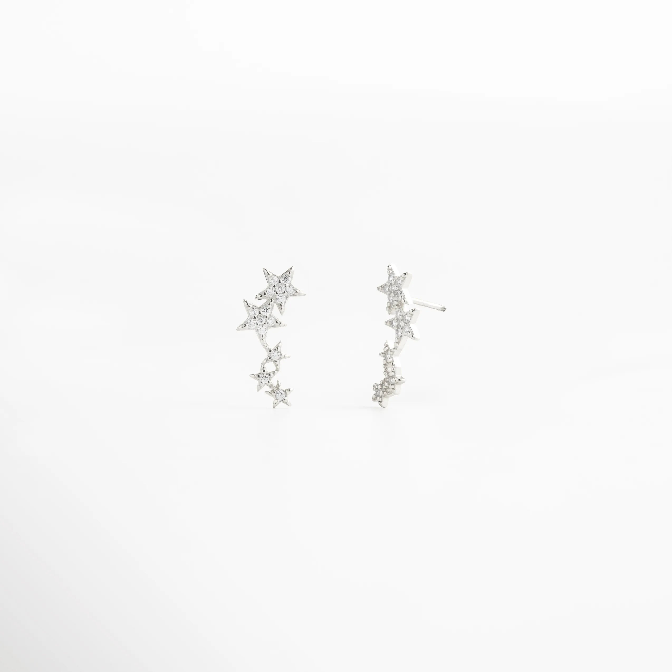 aretes de estrellas plateados, aretes colgantes delicados, joyería plateada femenina, aretes con brillo sutil, aretes románticos mujer, joyería inspirada en estrellas, aretes finos plateados, accesorios delicados