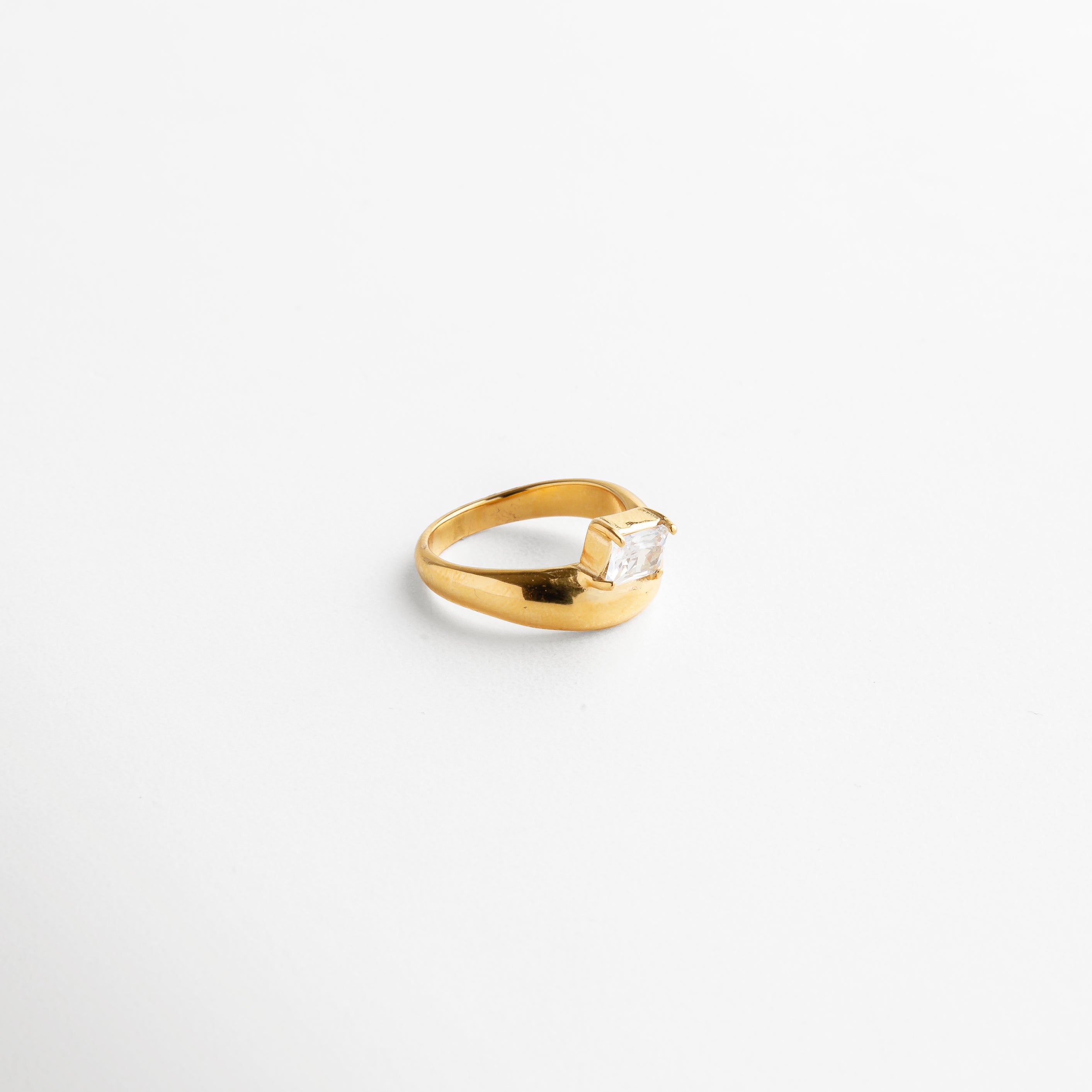 brillo intenso del oro 18K, interior liso para un ajuste cómodo, resistencia del acero de titanio, pulido artesanal para un acabado premium, zirconia libre de imperfecciones visibles