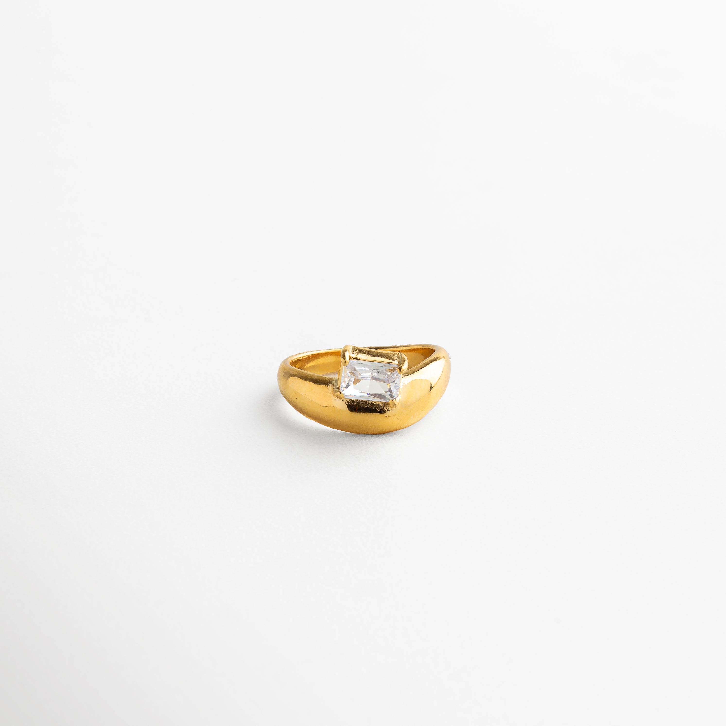 anillo dorado minimalista con zirconia central, anillo de acero de titanio enchapado en oro 18K, joya elegante de diseño fino, anillo de compromiso minimalista con piedra brillante, anillo dorado sofisticado y atemporal