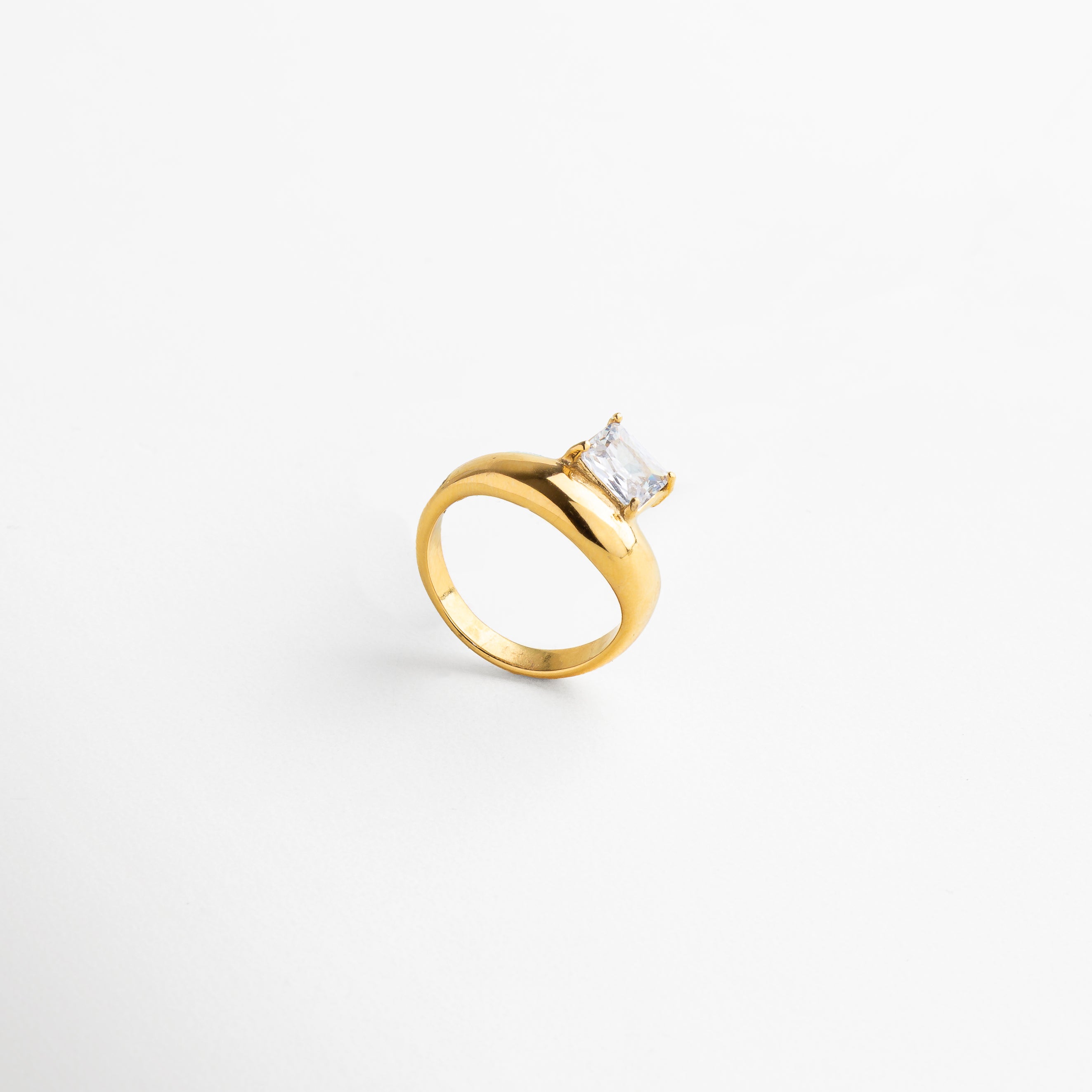 zirconia central corte ovalado de 0.7 x 0.9 cm, engaste delicado que realza el brillo, acabado pulido espejo en oro 18K, estructura del aro fina y elegante, diseño minimalista con toque de lujo