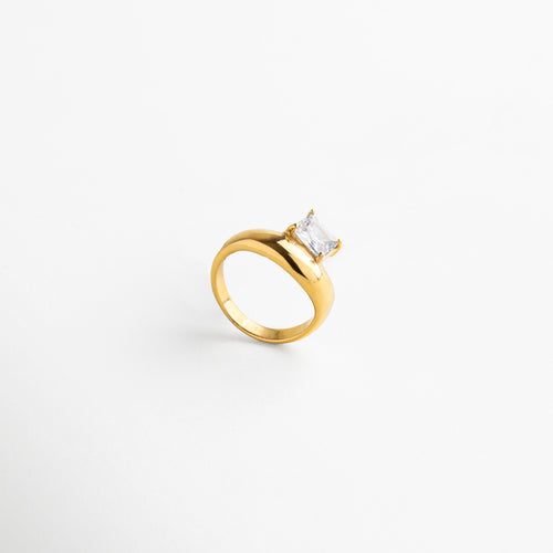 zirconia central corte ovalado de 0.7 x 0.9 cm, engaste delicado que realza el brillo, acabado pulido espejo en oro 18K, estructura del aro fina y elegante, diseño minimalista con toque de lujo