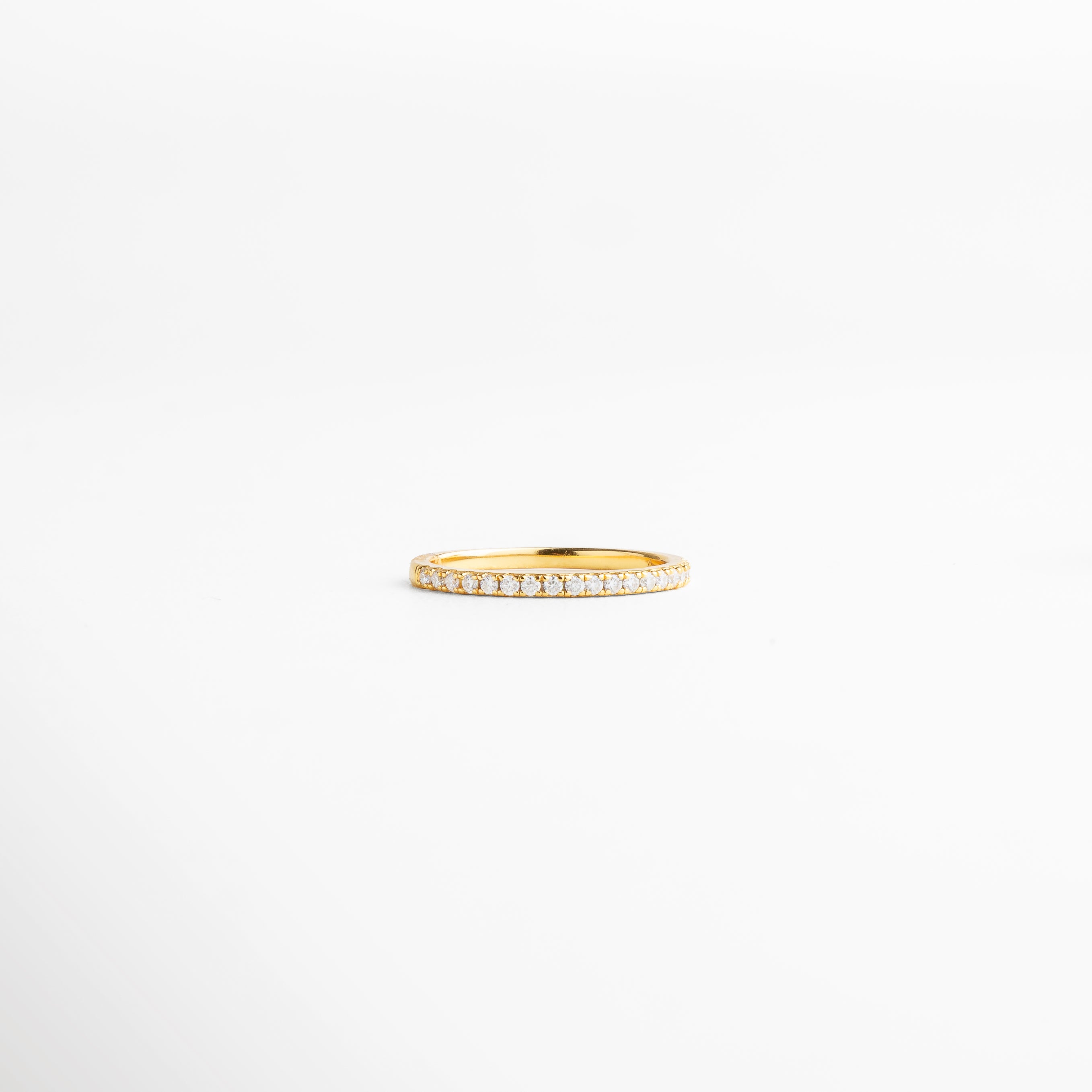 anillo dorado con zirconia cúbica, diseño minimalista y sofisticado, joya elegante para el día a día, detalle que aporta brillo sutil, accesorio femenino y moderno