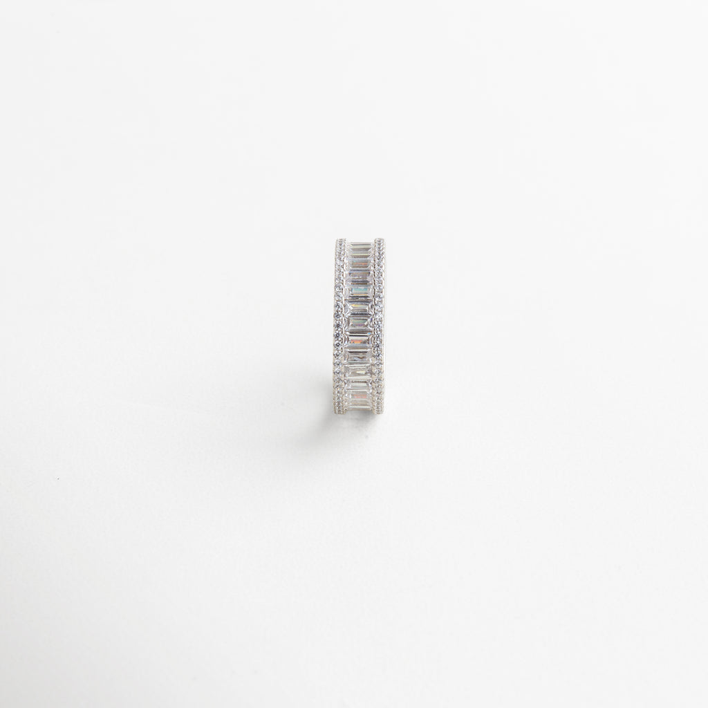 vista macro de las zirconias facetadas, brillo intenso que captura la luz, detalles finos del engaste artesanal, superficie impecable, acabado dorado que resalta la feminidad
