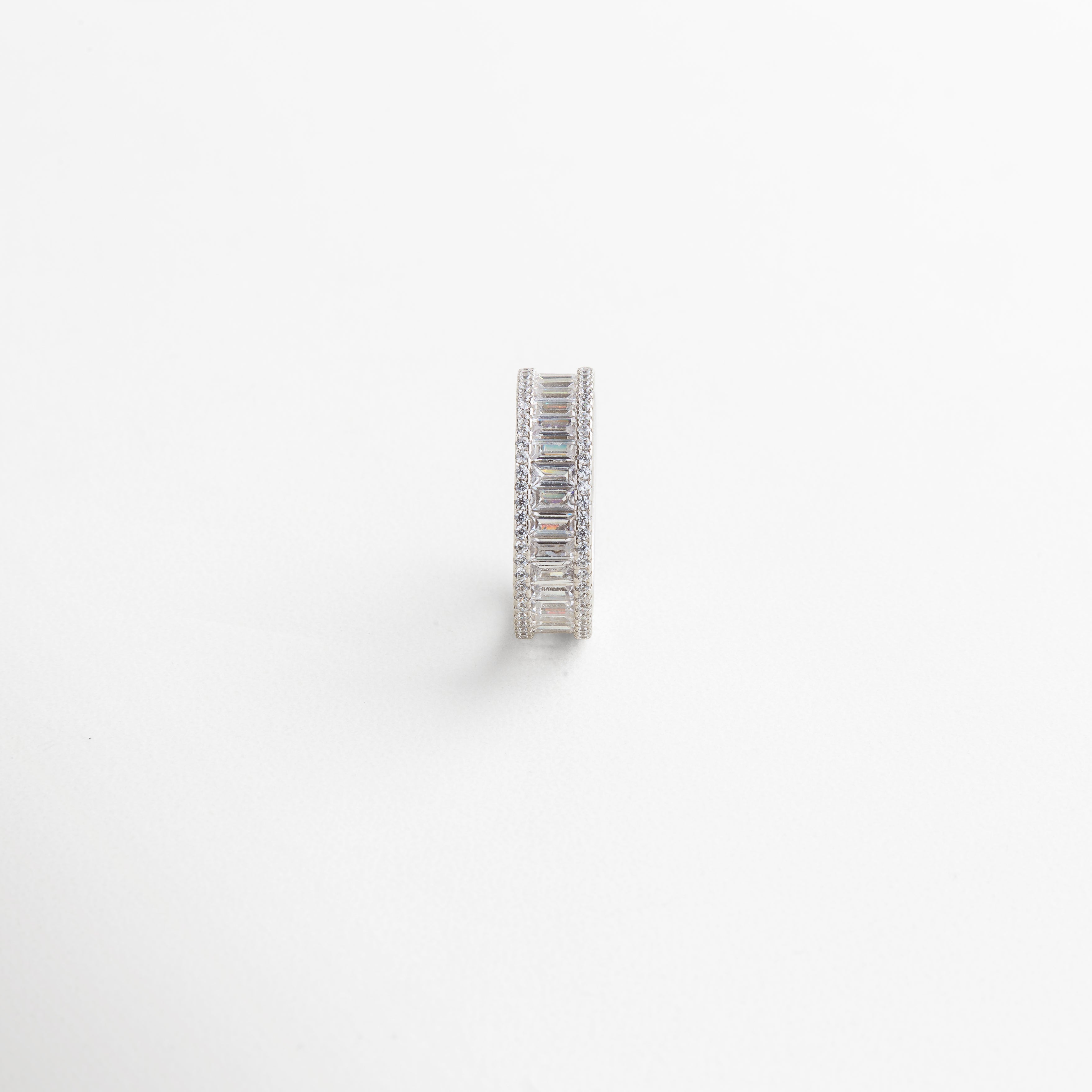 vista macro de las zirconias facetadas, brillo intenso que captura la luz, detalles finos del engaste artesanal, superficie impecable, acabado dorado que resalta la feminidad
