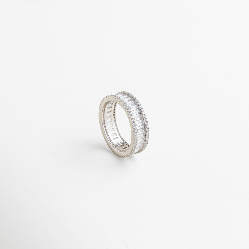 zirconias engastadas uniformemente alrededor del aro, acabado pulido que refleja la luz, grosor de 1 cm consistente y delicado, textura lisa y brillante, engaste seguro que realza la intensidad del brillo