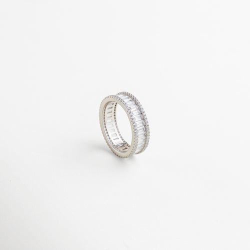 zirconias engastadas uniformemente alrededor del aro, acabado pulido que refleja la luz, grosor de 1 cm consistente y delicado, textura lisa y brillante, engaste seguro que realza la intensidad del brillo