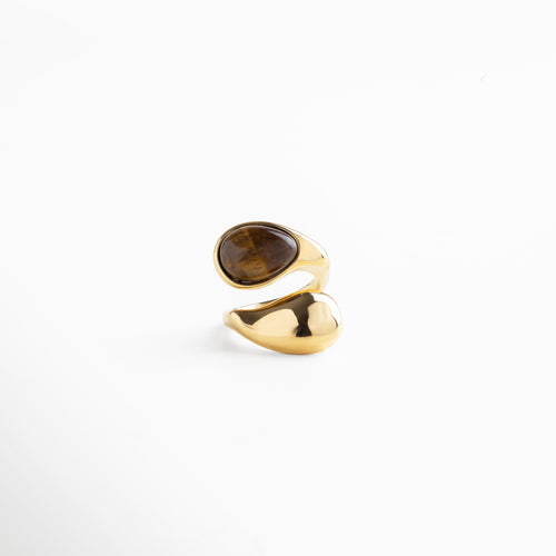 Anillo Akari Golden en acero inoxidable 316 con baño de oro 16K e incrustación de piedra ojo de tigre, diseño de forma orgánica y acabado pulido, pieza contemporánea con diámetro interno de 2 cm, joya elegante y moderna.