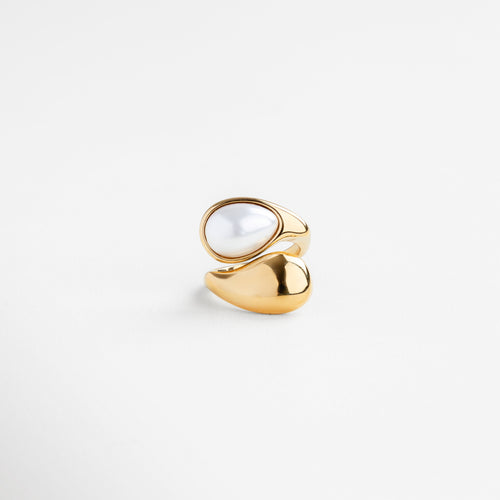 Anillo dorado con perla blanca en diseño orgánico, Joya dorada con perla natural en estilo contemporáneo, Anillo escultural con perla en centro brillante, Diseño moderno en dorado con perla clásica
