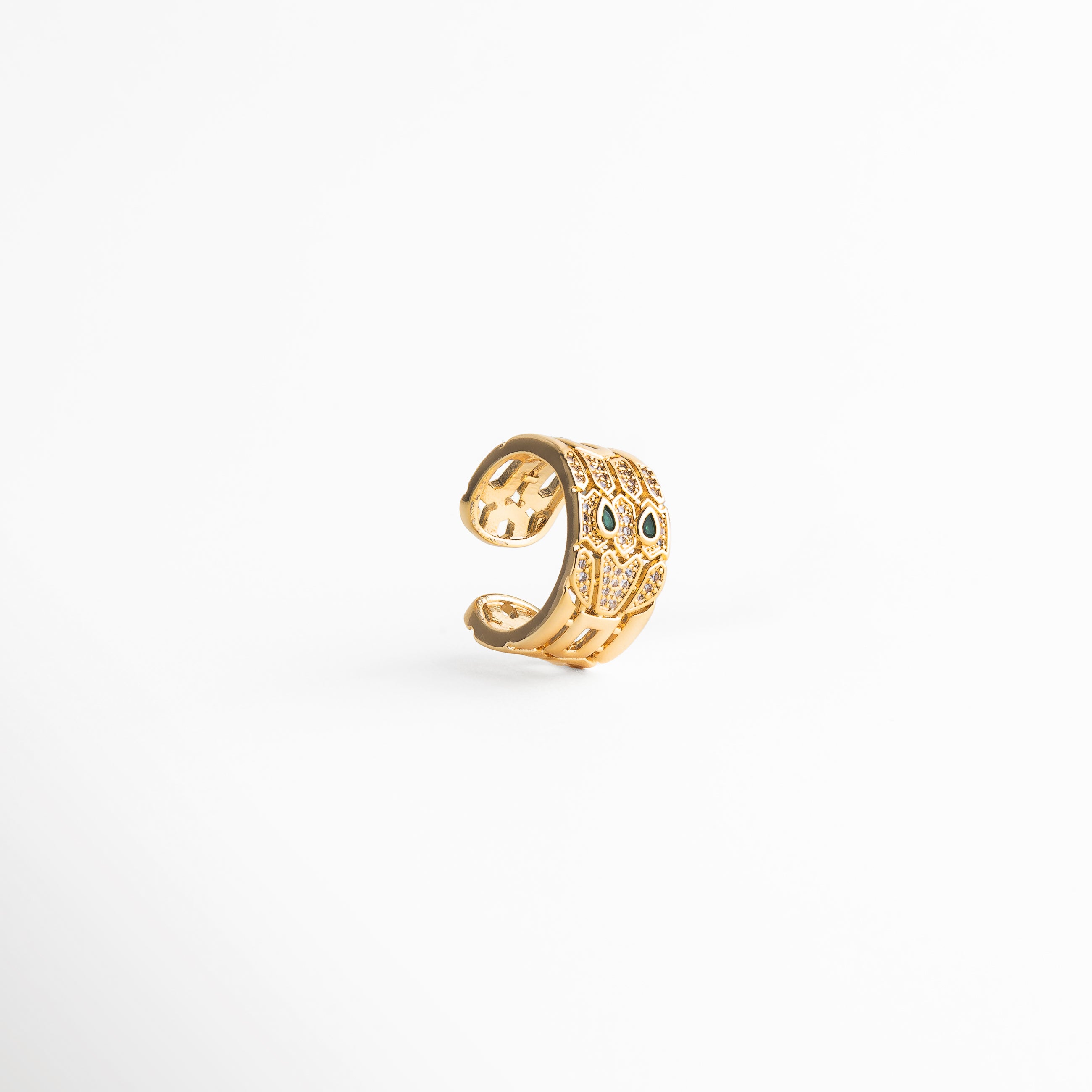 anillo dorado vista lateral diseño limpio, perfil delgado de anillo dorado ajustable, anillo femenino con estructura elegante, joyería dorada vista lateral minimalista, anillo moderno dorado de líneas suaves