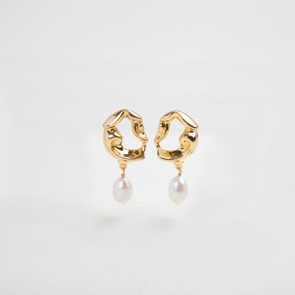 perla colgante, perla barroca, joya femenina, atemporal, elegancia moderna, aretes atemporales, aretes de acero inoxidable, aretes con perla barroca 