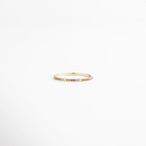 Anillo de plata Ley 925 con recubrimiento enchapado en oro 18K, incrustaciones de zirconias multicolor en diseño delicado y elegante, pieza fina de joyería minimalista mostrada en vista horizontal sobre fondo blanco.