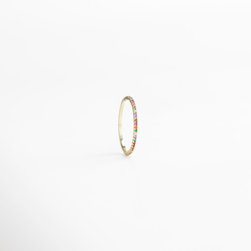 Vista lateral del anillo de plata 925 con baño de oro 18K e incrustaciones de zirconias brillantes multicolor, diseño moderno y versátil con diámetro interno de 2 cm, joya femenina ideal para complementar cualquier look.