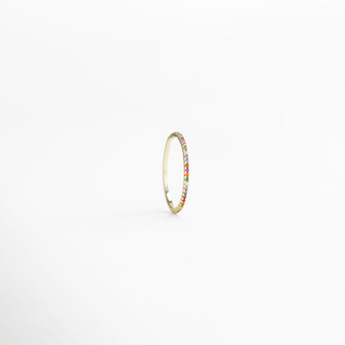 Vista lateral del anillo de plata 925 con baño de oro 18K e incrustaciones de zirconias brillantes multicolor, diseño moderno y versátil con diámetro interno de 2 cm, joya femenina ideal para complementar cualquier look.