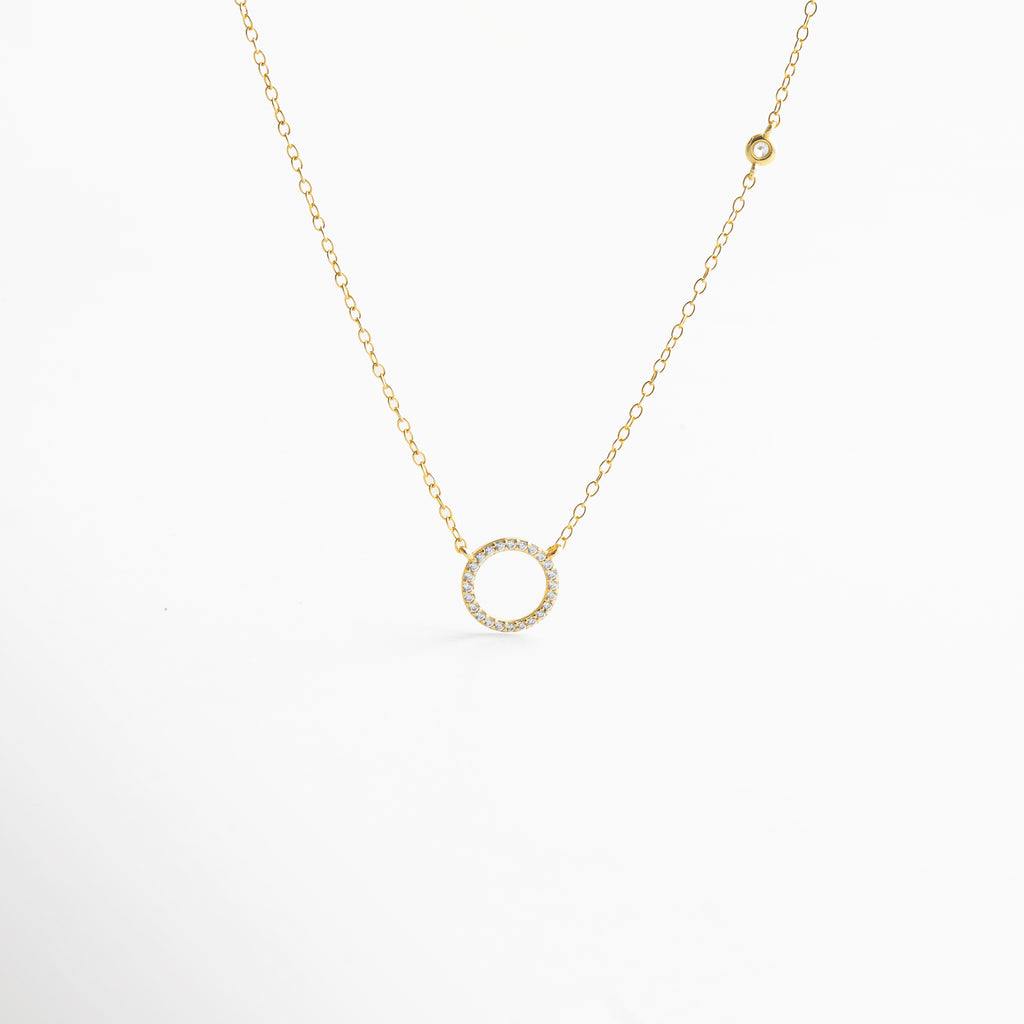 Collar en oro amarillo con zirconias incrustadas, un diseño luminoso y sofisticado que aporta un brillo cálido y elegante a cualquier ocasión
